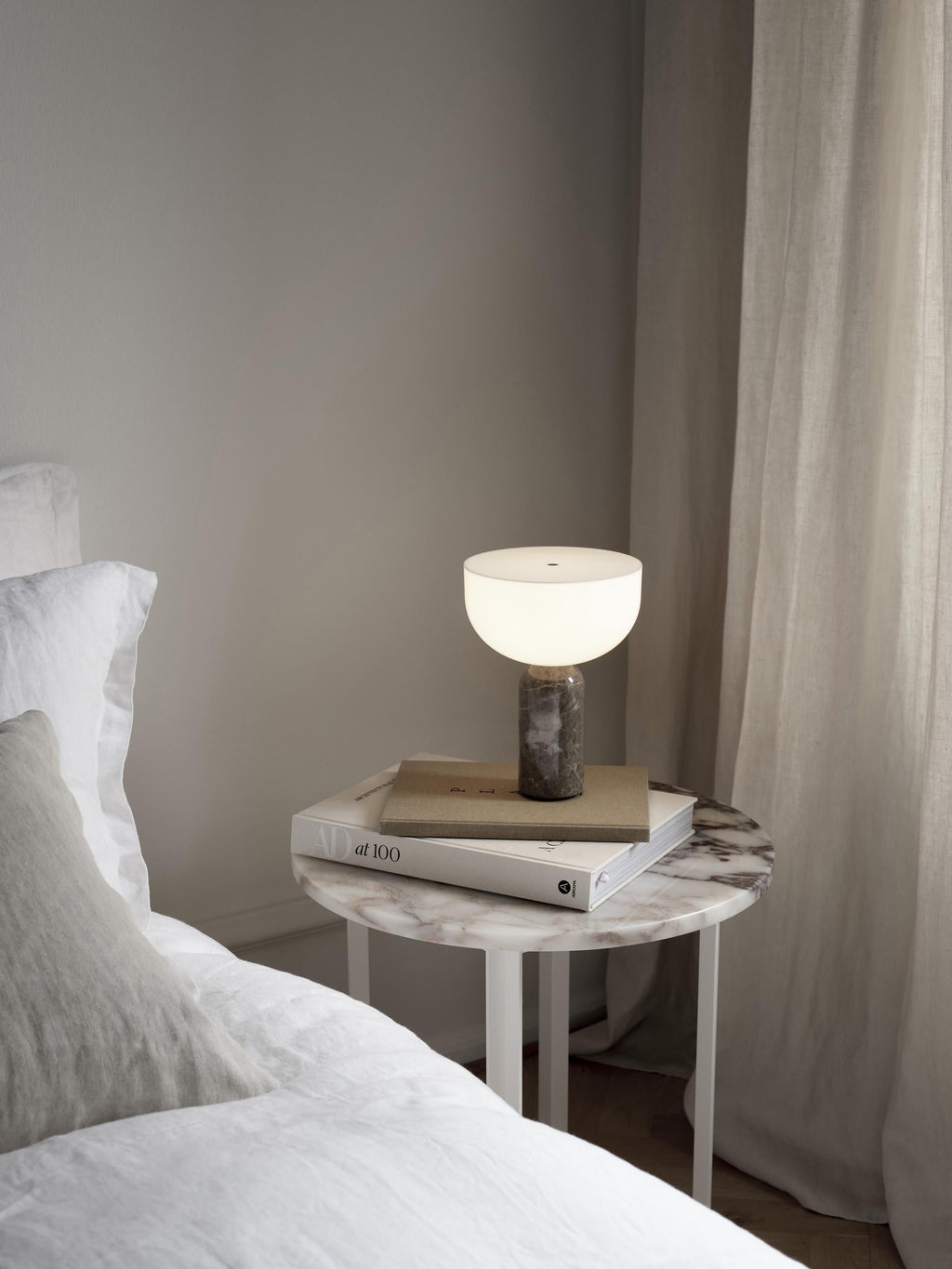 Petite lampe à poser nomade en marbre Gudvar, intensité ajustable - Blanc, marbre taupe