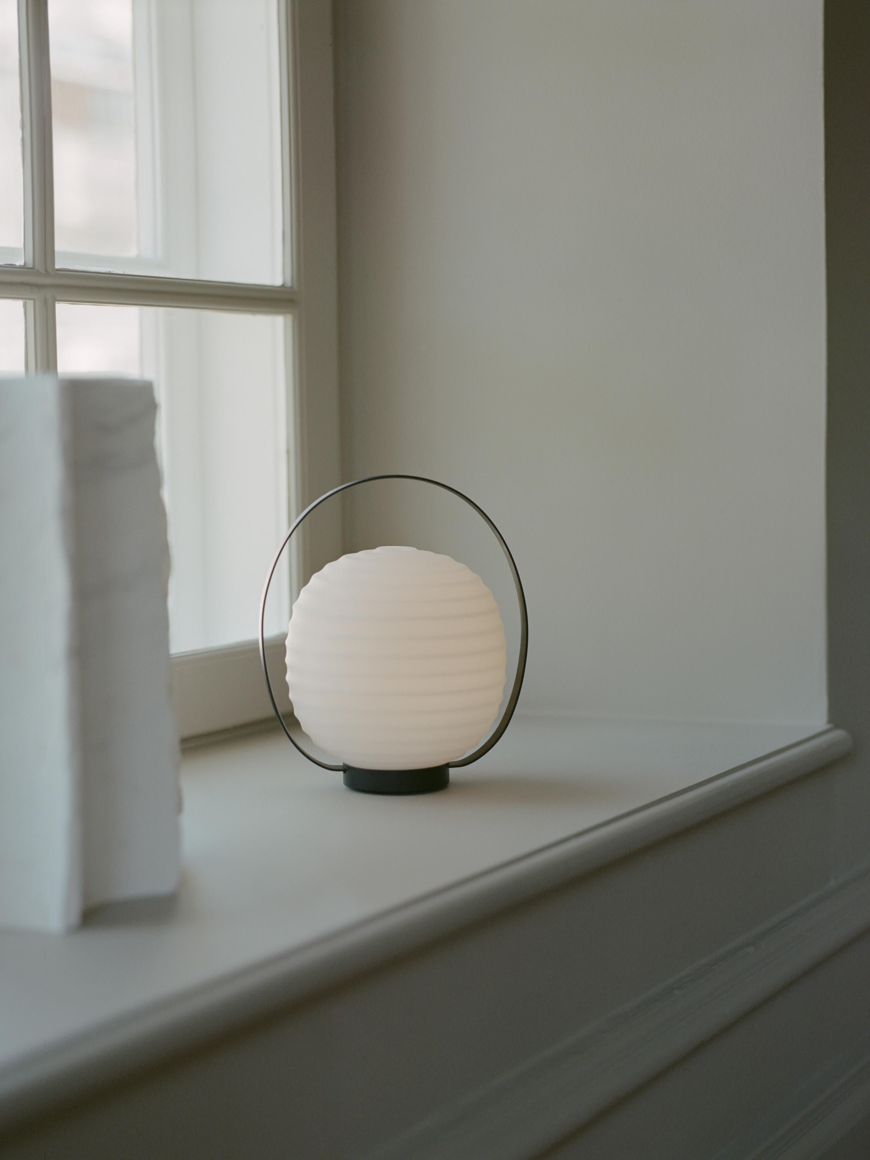 Lampe à poser mobile soufflée bouche Pors, intensité ajustable - Blanc, noir