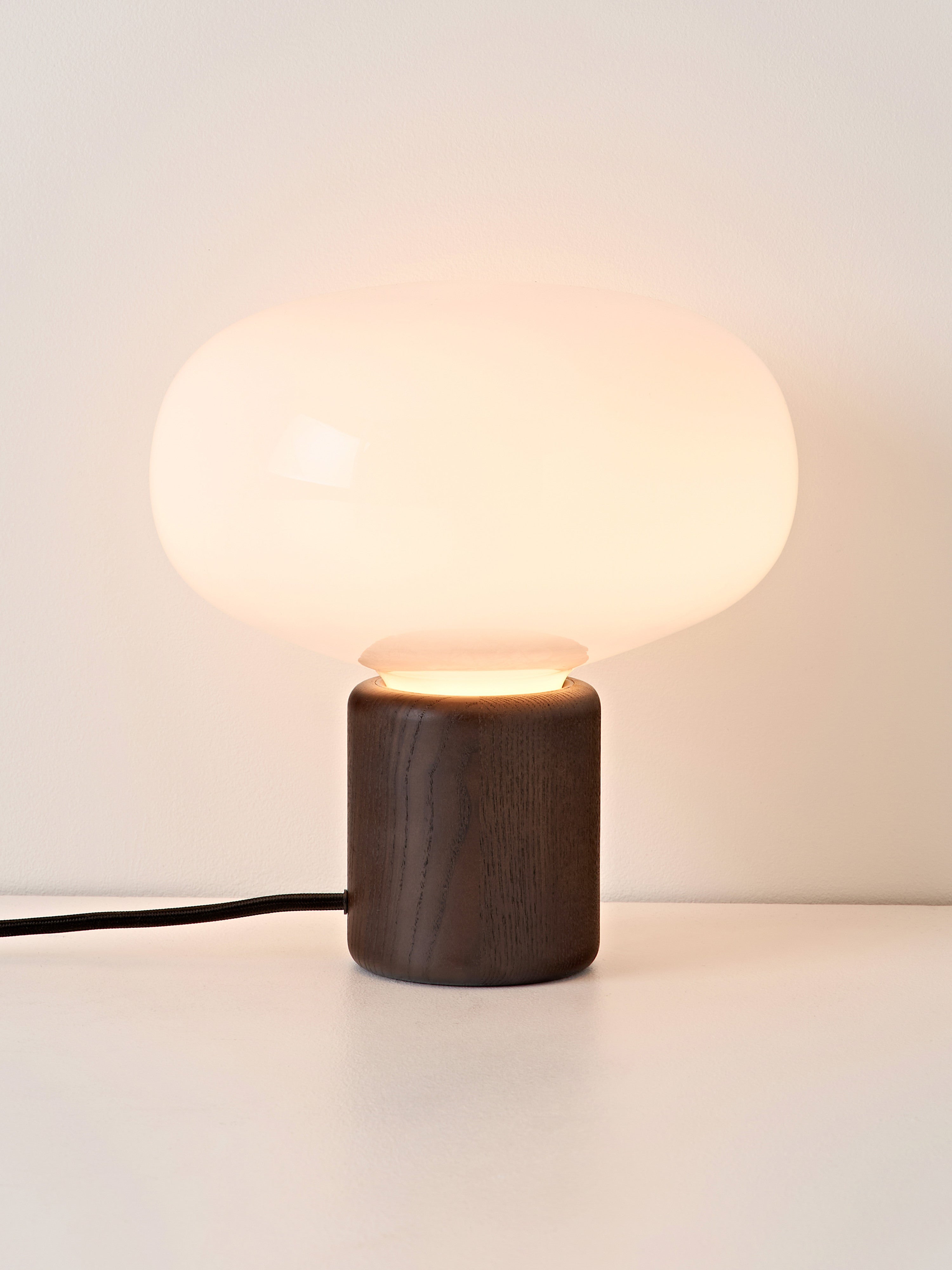 Petite lampe à poser Noble - Blanc, chêne