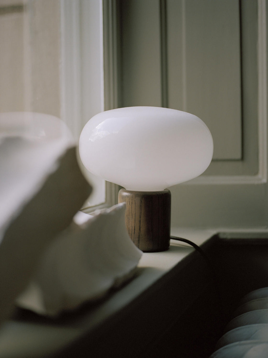 Petite lampe à poser Noble - Blanc, chêne