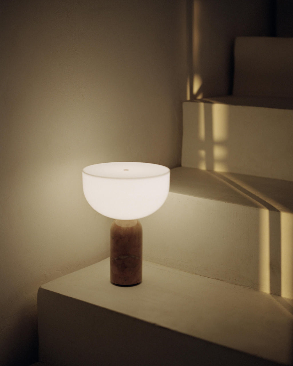Petite lampe à poser nomade en marbre Gudvar, intensité ajustable - Blanc, marbre terracotta