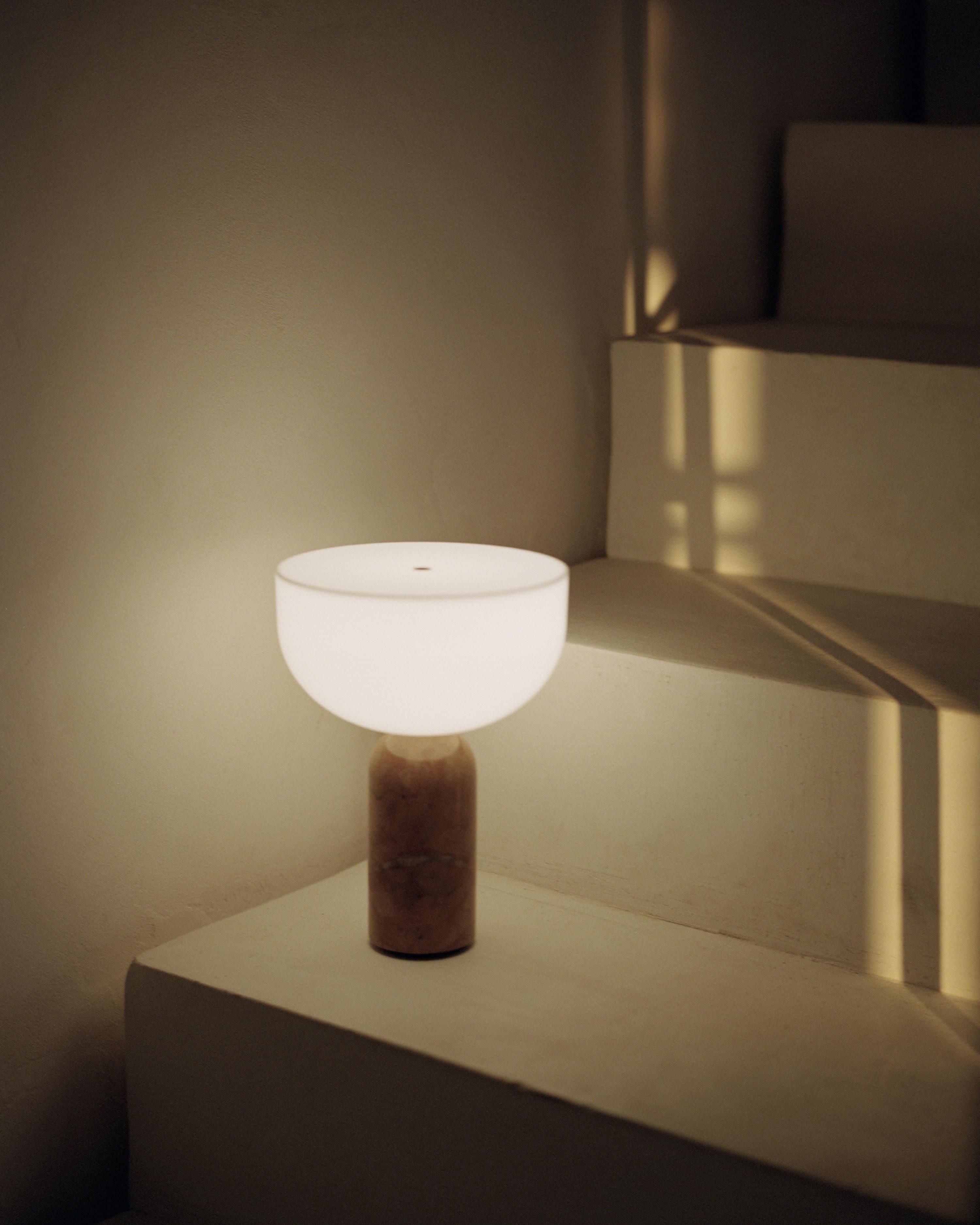 Petite lampe à poser nomade en marbre Gudvar, intensité ajustable - Blanc, marbre terracotta