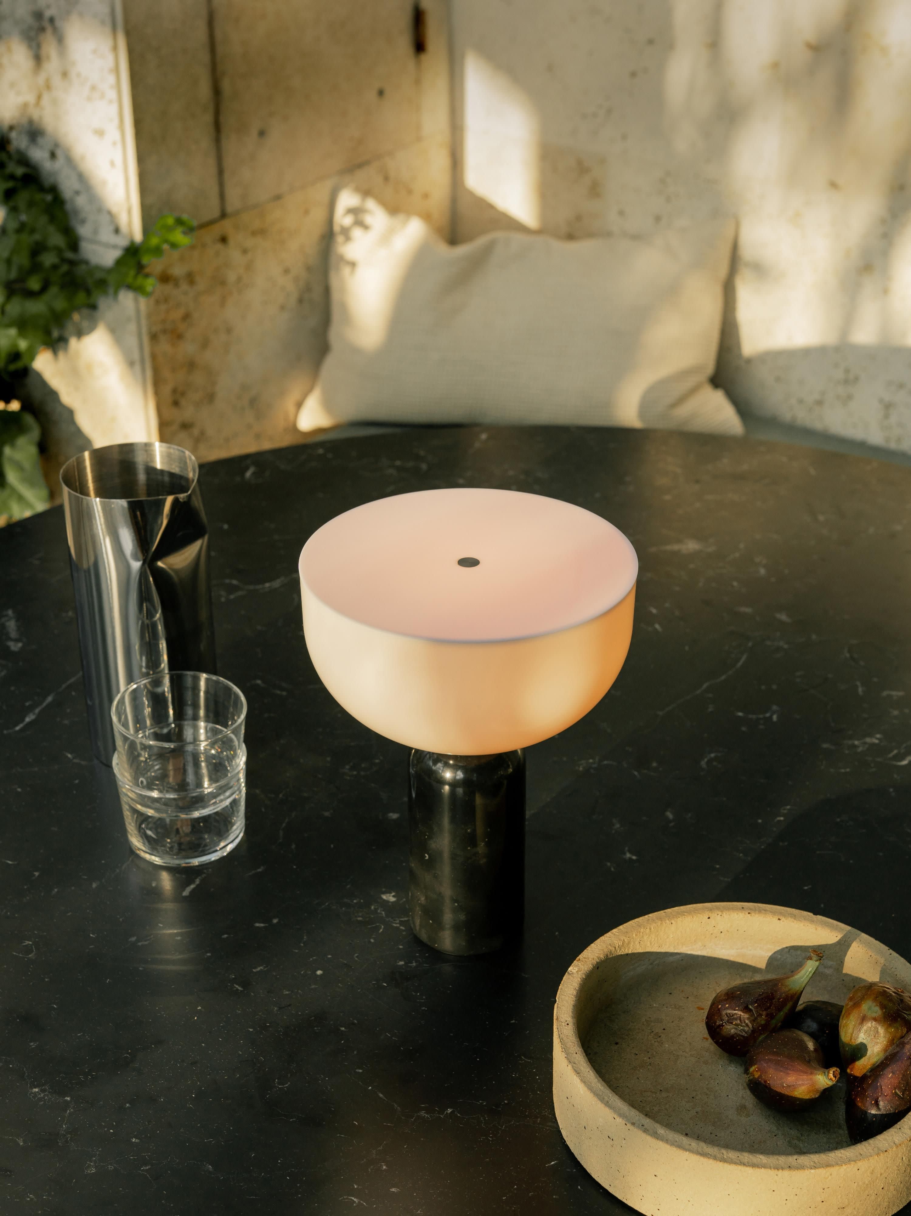 Petite lampe à poser nomade en marbre Gudvar, intensité ajustable - Blanc, marbre noir