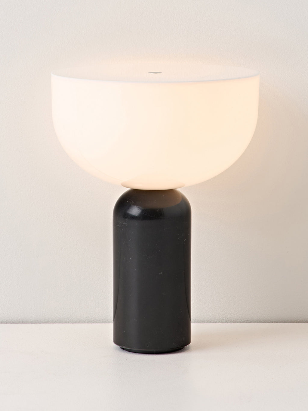 Petite lampe à poser nomade en marbre Gudvar, intensité ajustable - Blanc, marbre noir
