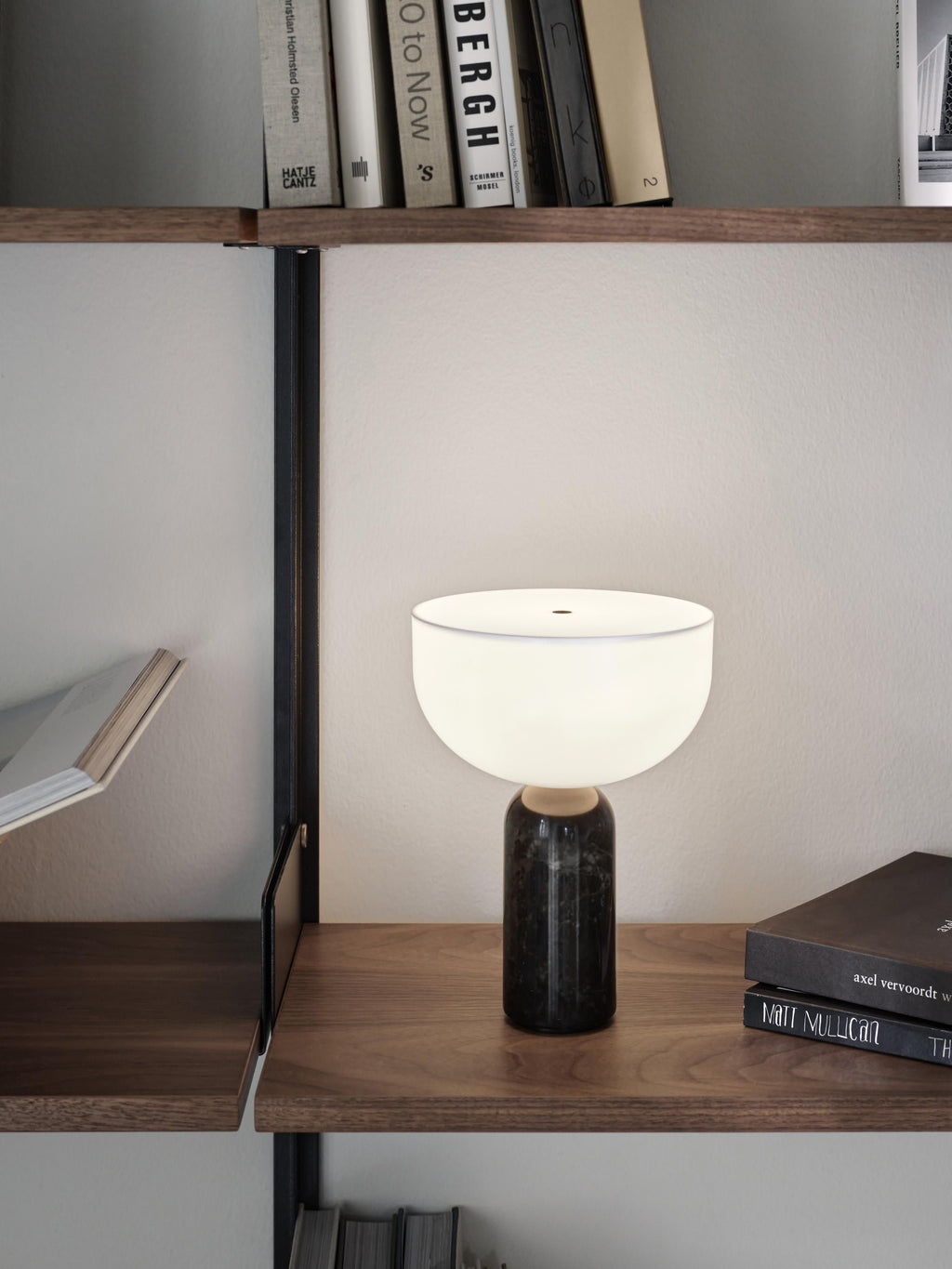 Petite lampe à poser nomade en marbre Gudvar, intensité ajustable - Blanc, marbre noir