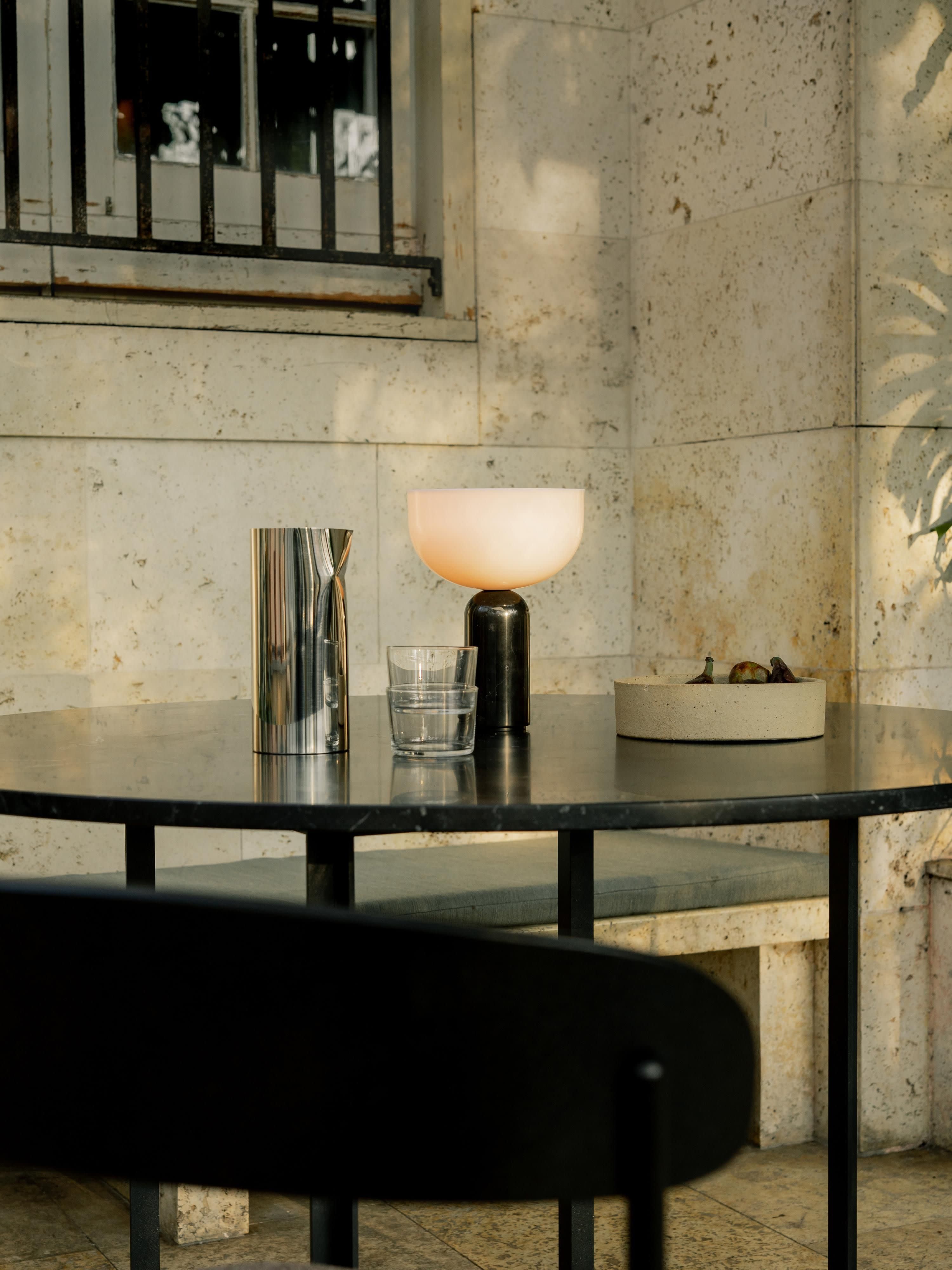 Petite lampe à poser nomade en marbre Gudvar, intensité ajustable - Blanc, marbre noir
