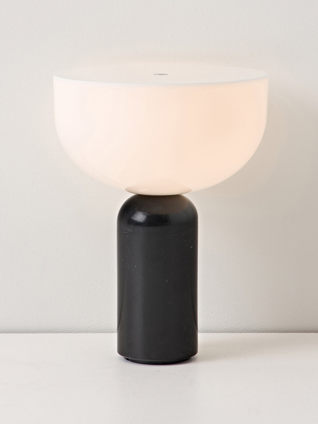 Petite lampe à poser nomade en marbre Gudvar, intensité ajustable - Blanc, marbre noir