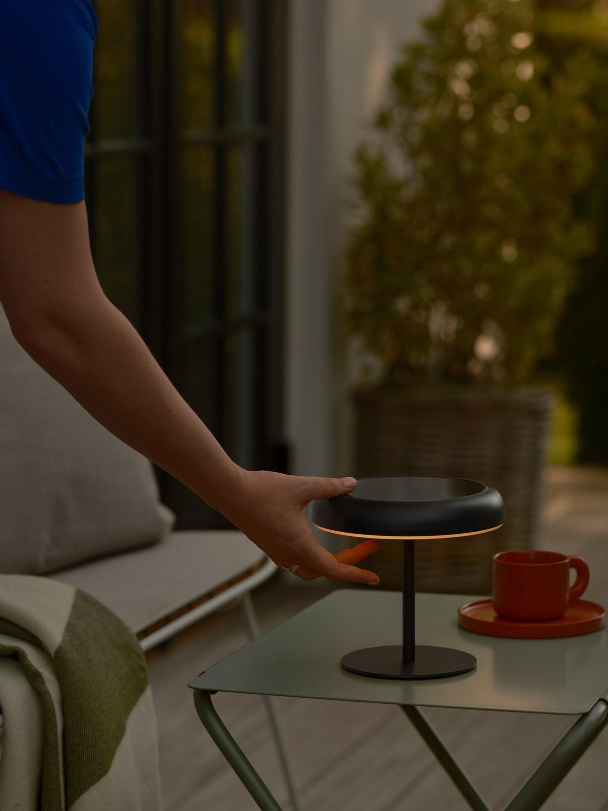 Lampe à poser LED solaire portable Siro, intensité ajustable - Noir