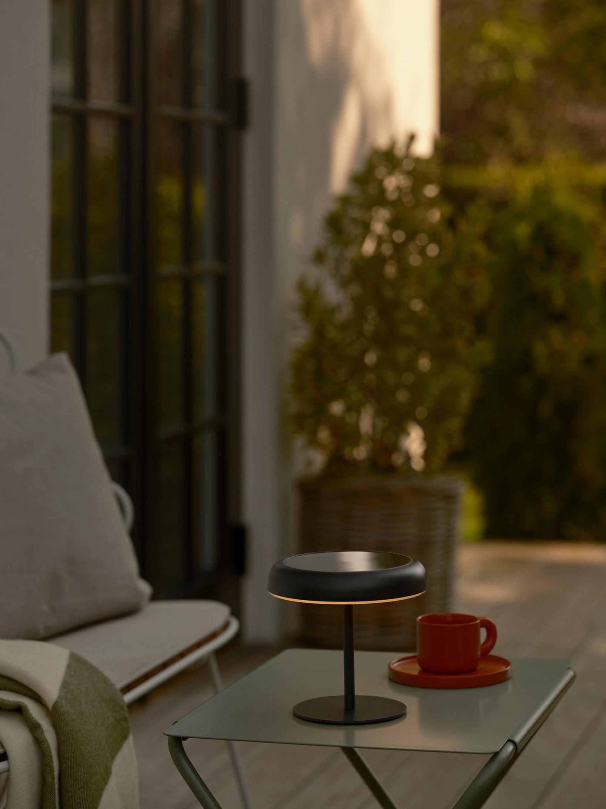 Lampe à poser LED solaire portable Siro, intensité ajustable - Noir
