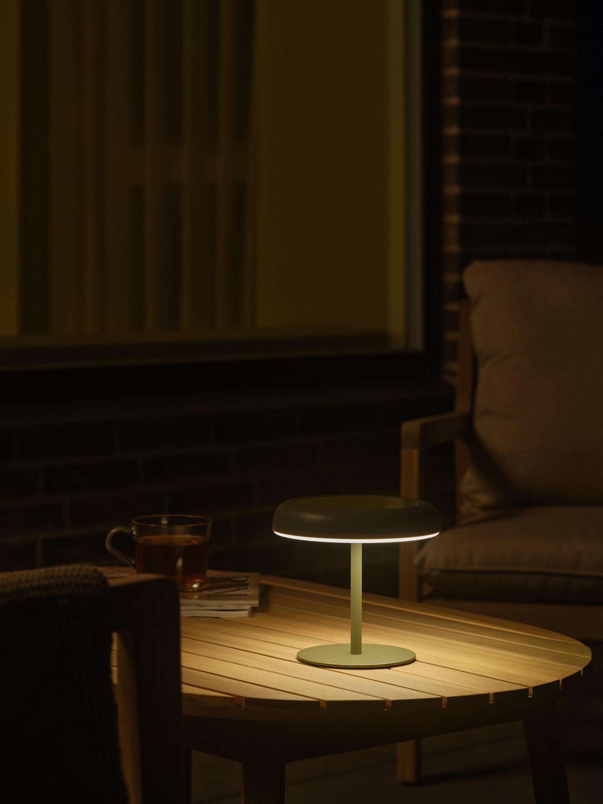 Lampe à poser LED solaire portable Siro, intensité ajustable - Vert olive