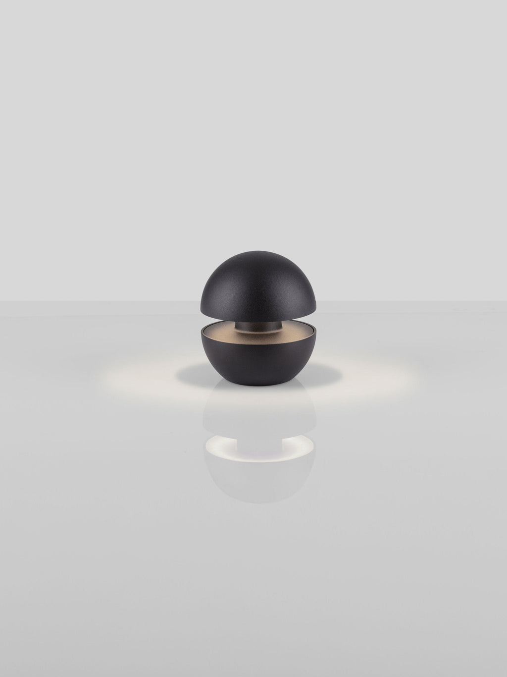 Petite lampe à poser LED Vaughan, intensité lumineuse variable - Noir