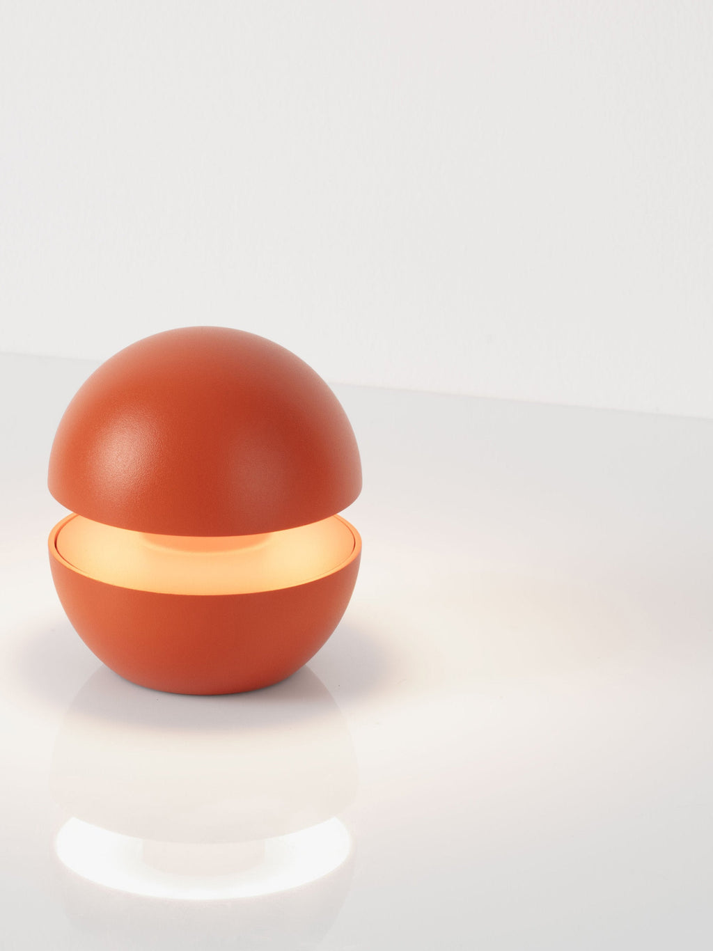Petite lampe à poser LED Vaughan, intensité lumineuse variable - Orange