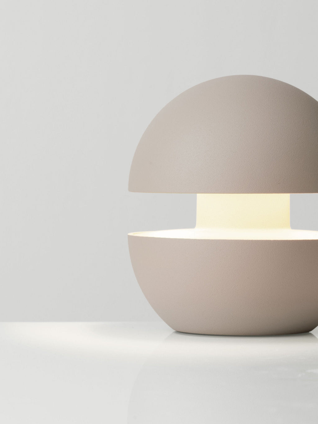 Petite lampe à poser LED Vaughan, intensité lumineuse variable - Beige