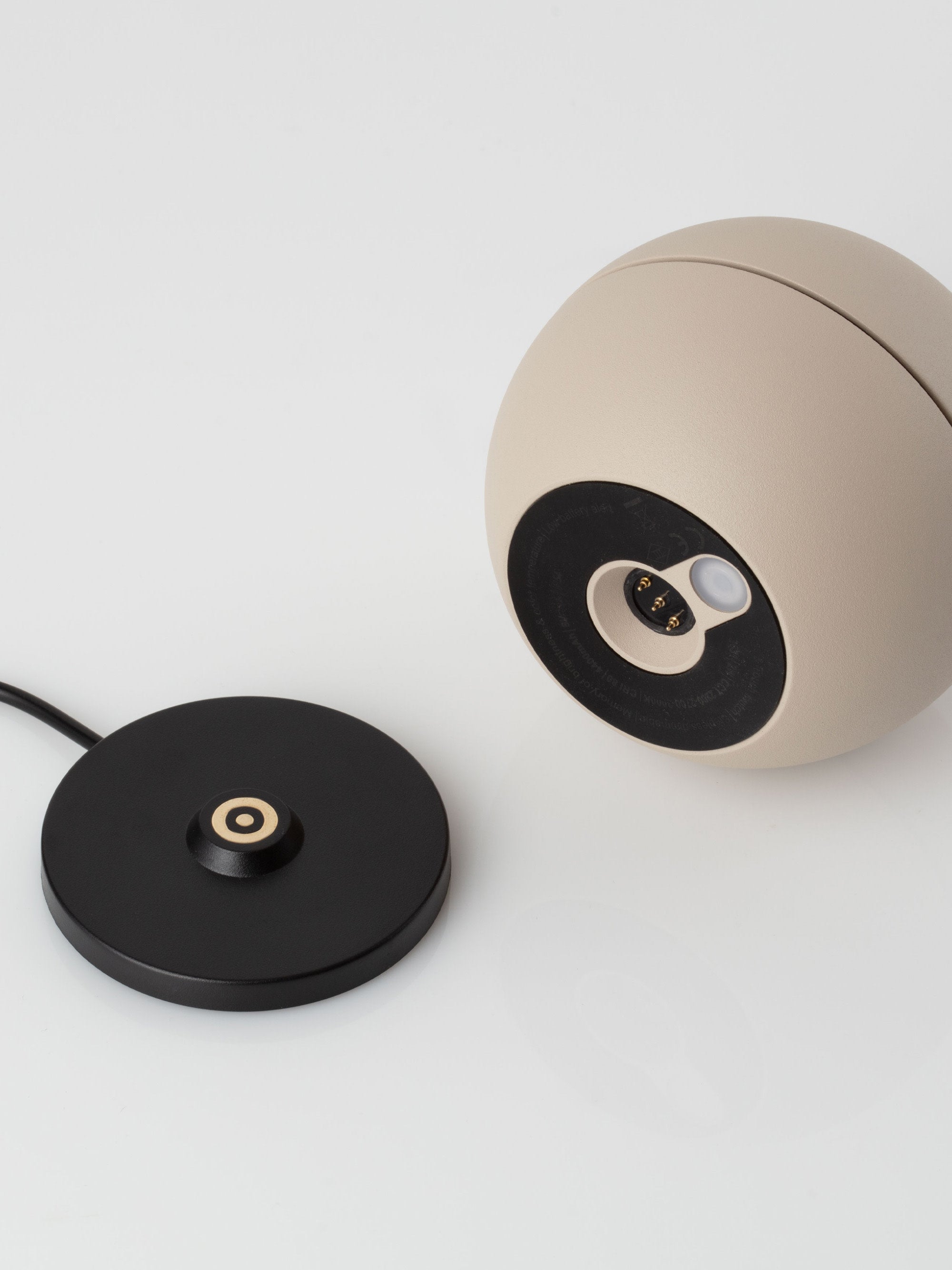 Petite lampe à poser LED Vaughan, intensité lumineuse variable - Beige