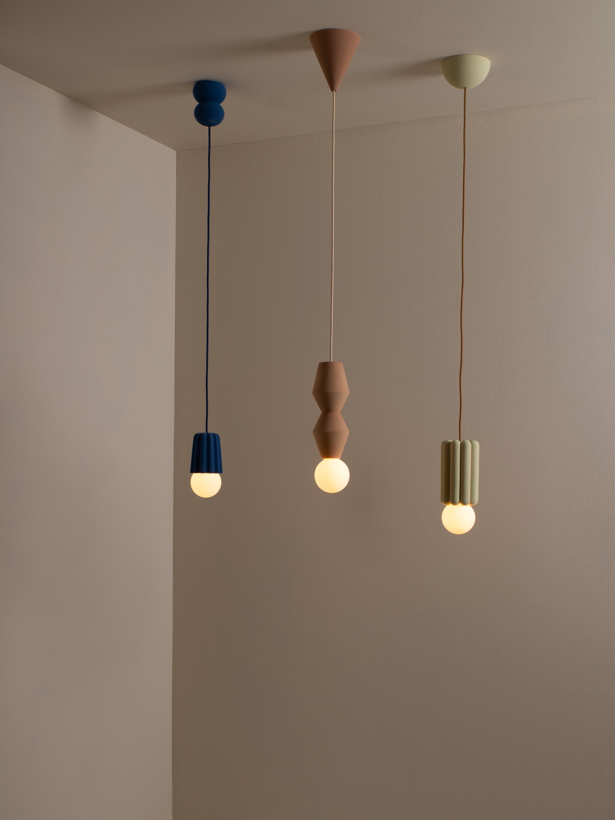 Petite suspension artisanale STUCCO No. 2, intensité ajustable - Marron clair