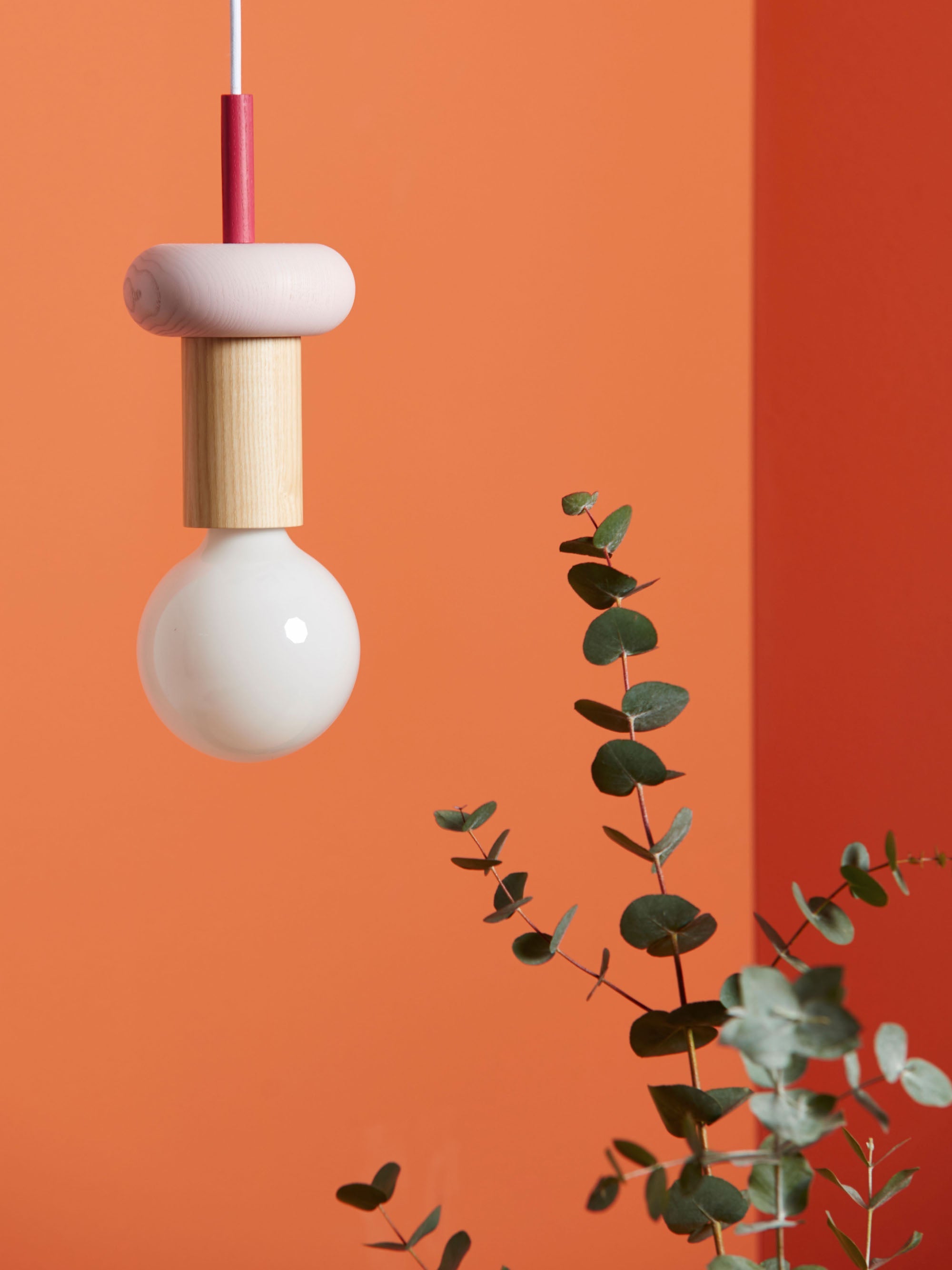 Petite suspension artisanale Burton, intensité ajustable - Bois de frêne, rose pâle, rouge