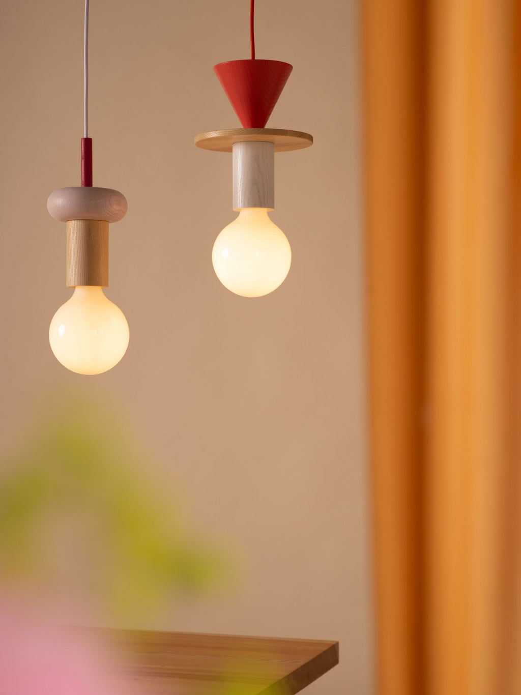 Petite suspension artisanale Burton, intensité ajustable - Bois de frêne, rose pâle, rouge