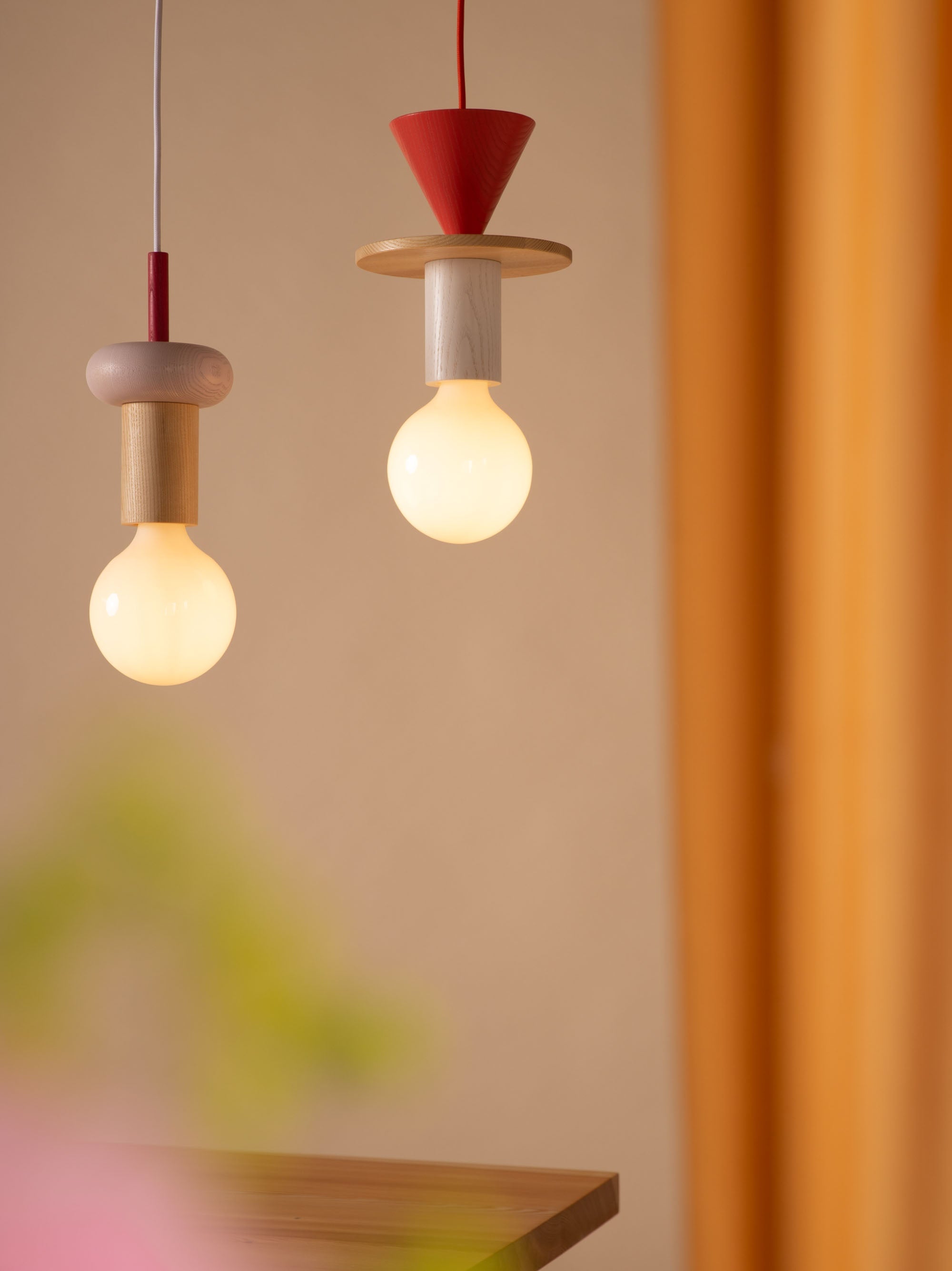 Petite suspension artisanale Burton, intensité ajustable - Bois de frêne, rose pâle, rouge