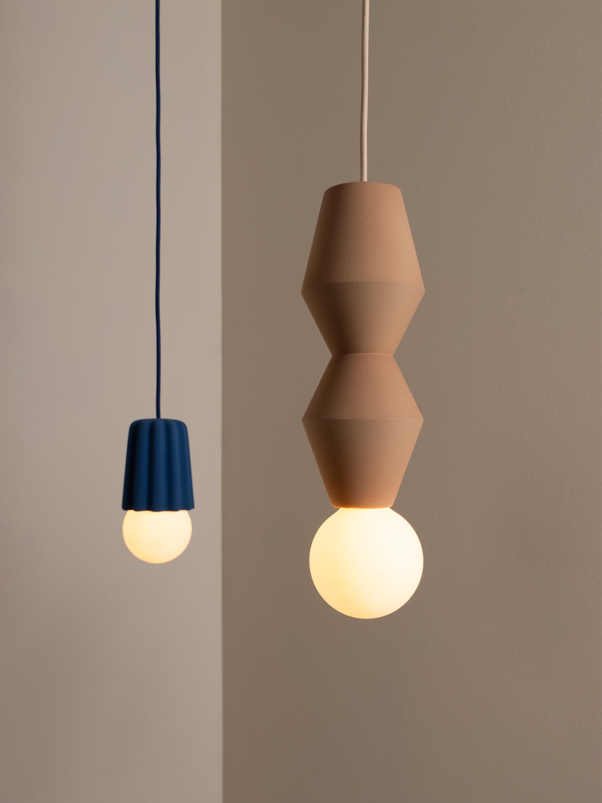 Petite suspension artisanale STUCCO No. 1, intensité ajustable - Marron clair