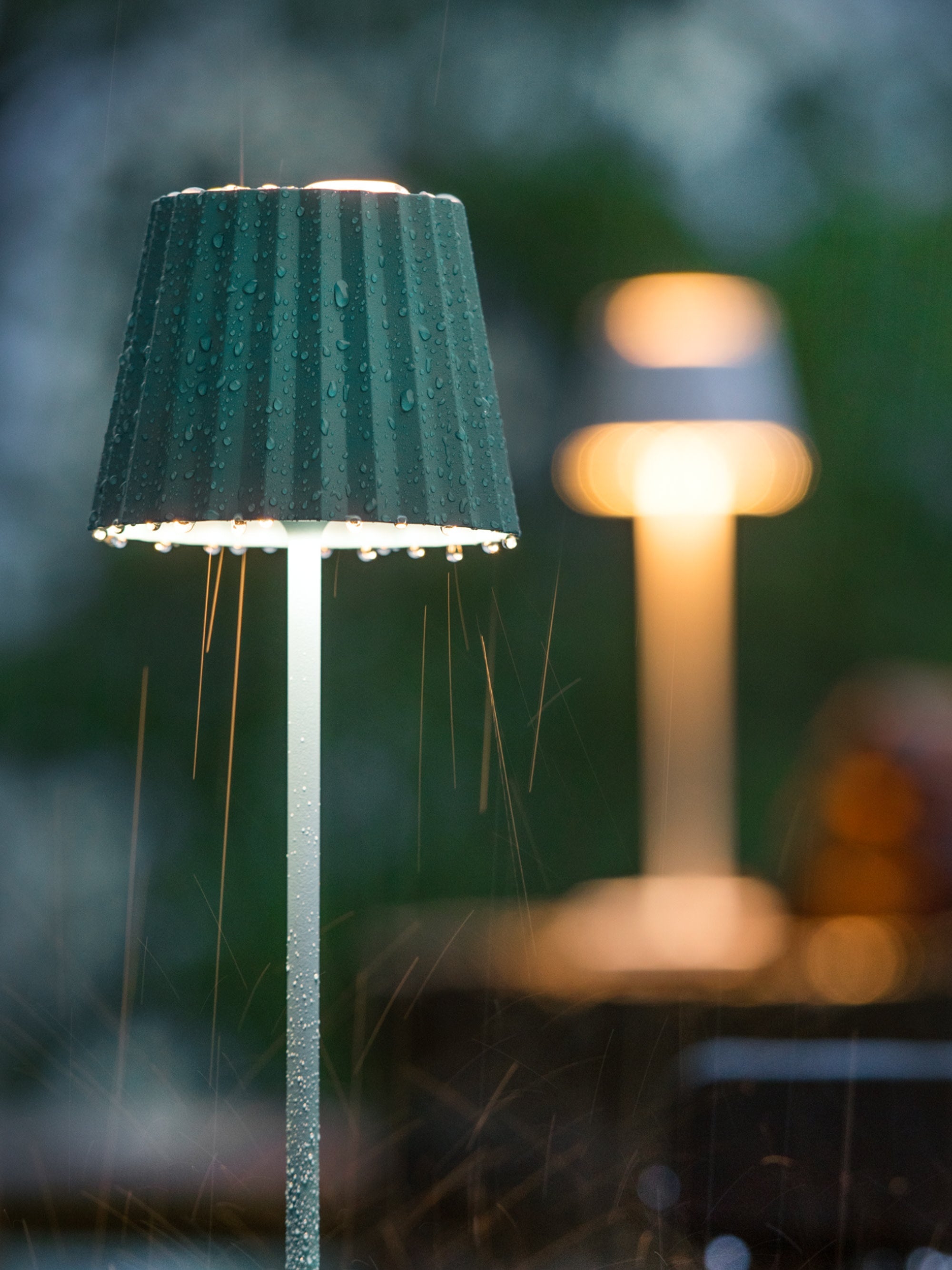 Lampe à poser LED d'extérieur portable Hayes, intensité lumineuse variable - Vert sauge