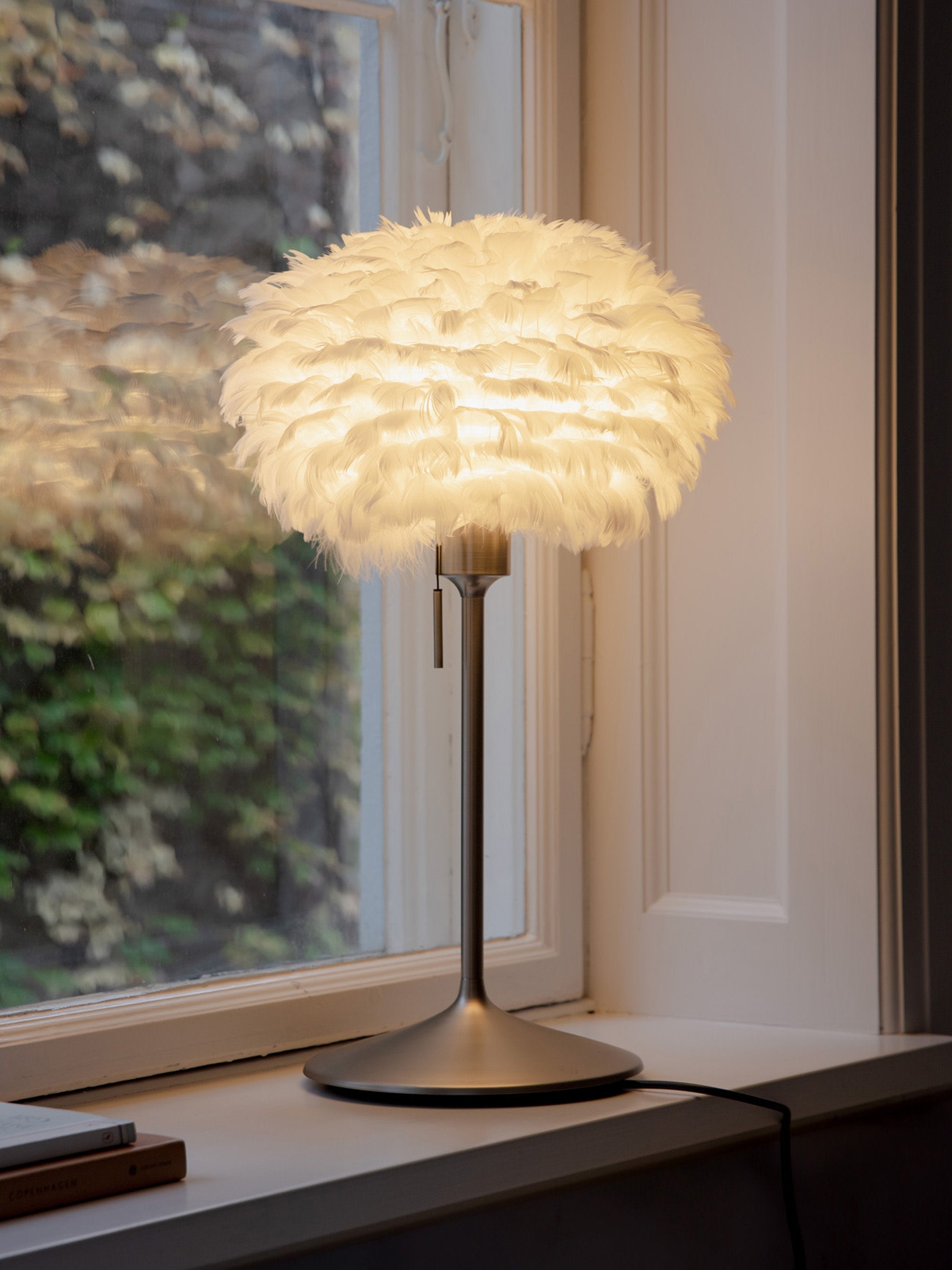 Grande lampe à poser artisanale Corwin - Blanc, argenté