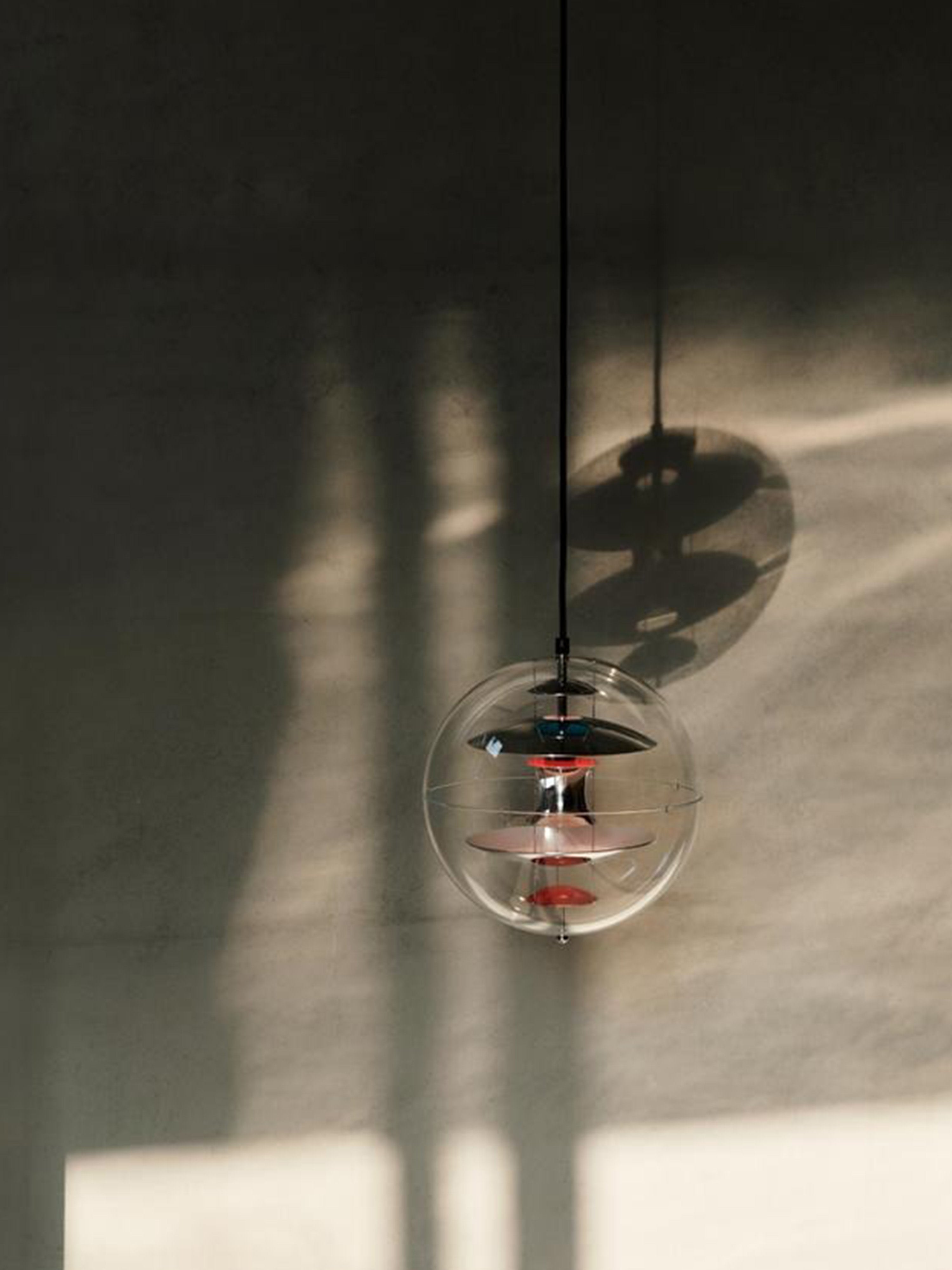 Petite suspension VP Globe Design Ras - Transparent, chrome, rouge, bleu