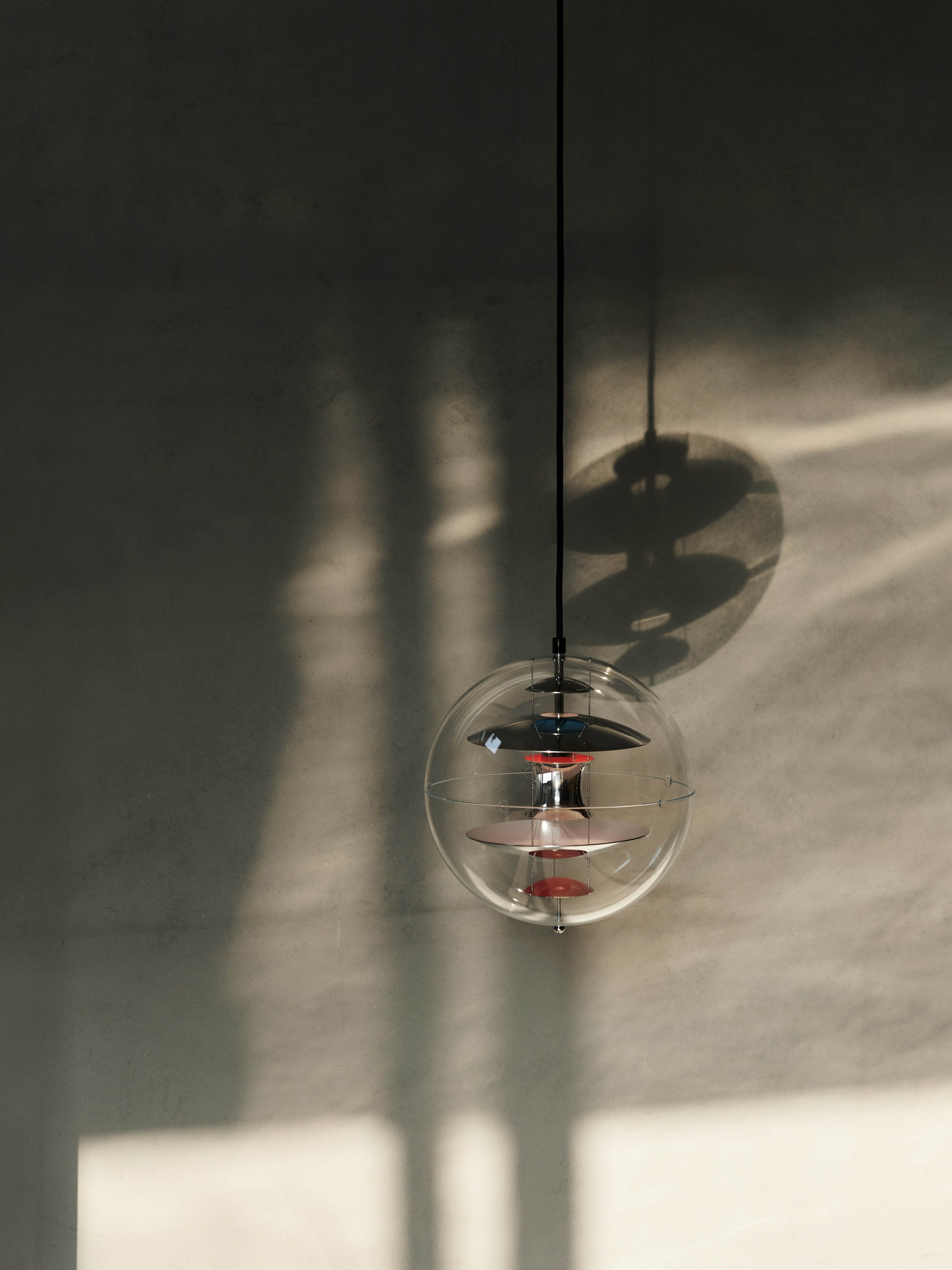 Suspension VP Globe Design Ras - Transparent, chrome, rouge, bleu