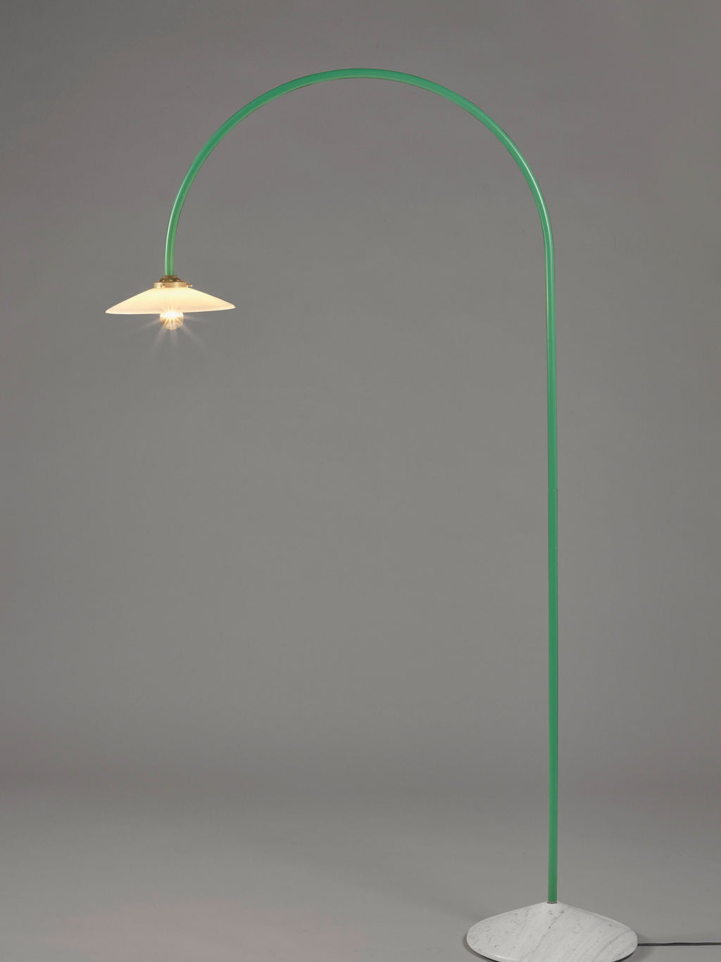 Lampadaire arc fait main avec pied en marbre Liekki - Blanc, vert, gris clair, marbré