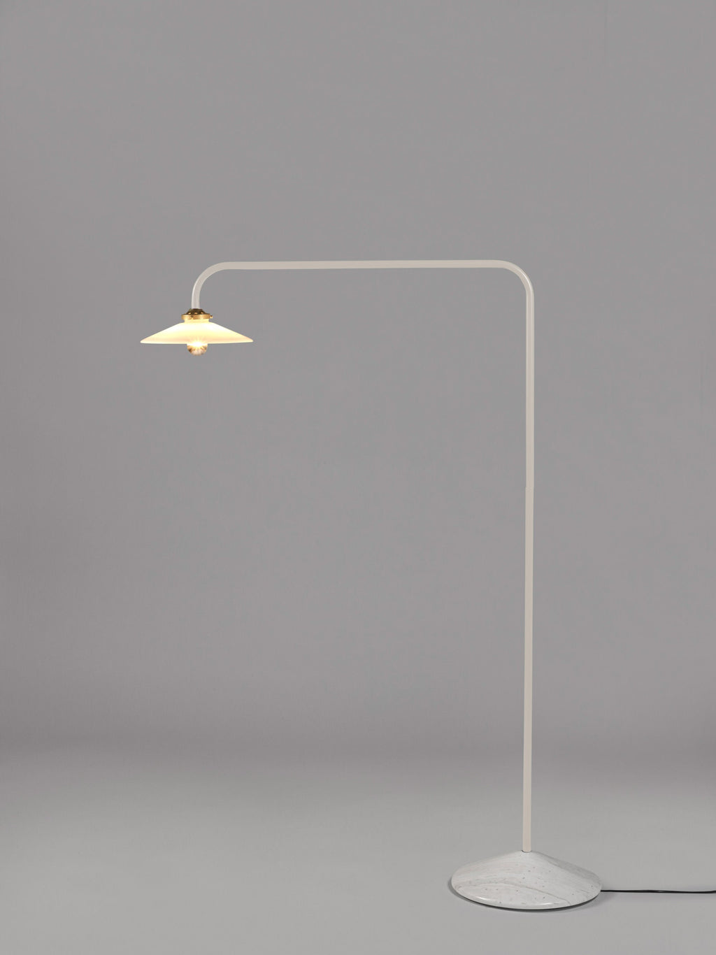 Lampadaire arc fait main avec pied en marbre Liekki - Blanc, blanc cassé, gris clair, marbré