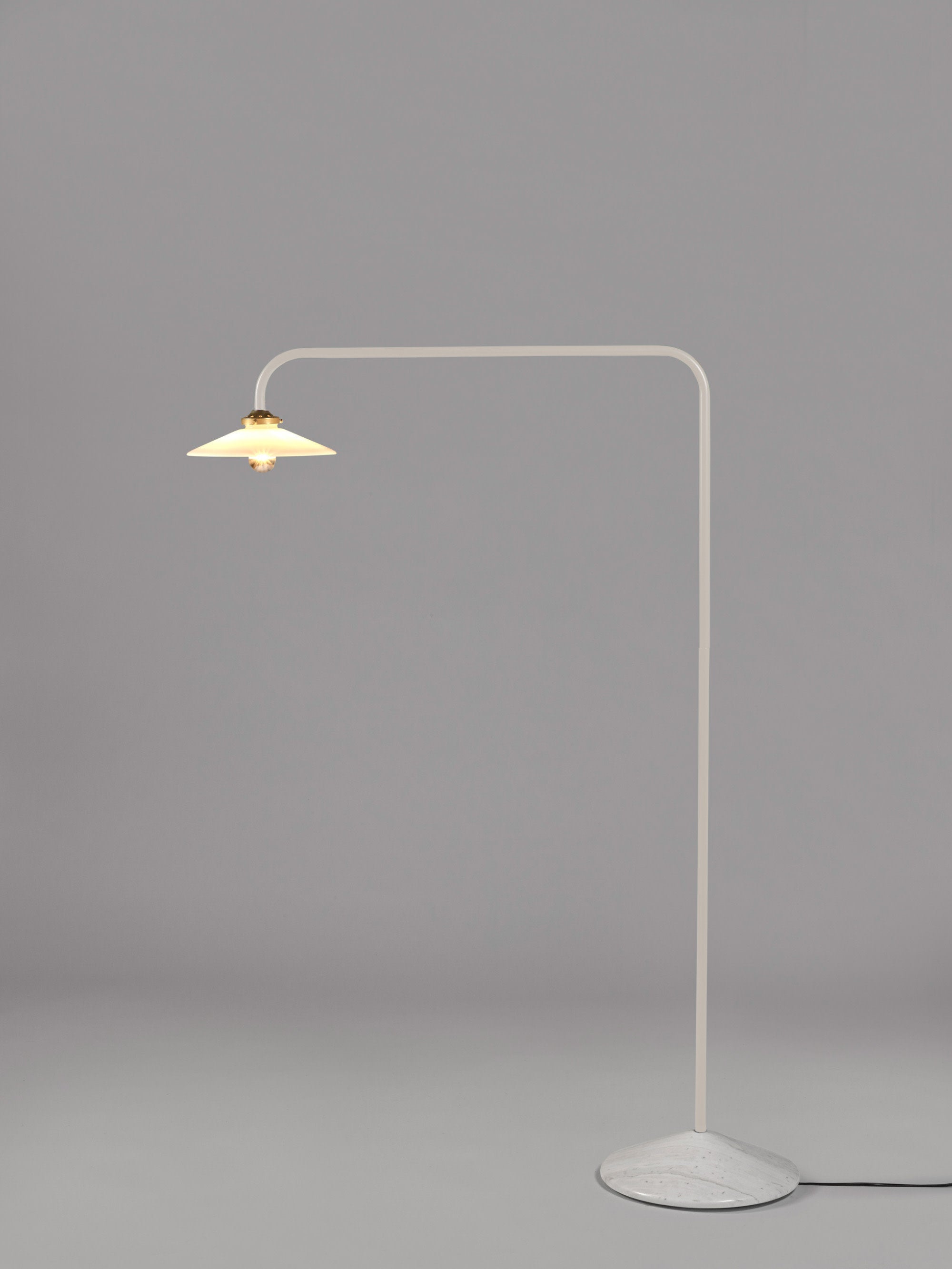 Lampadaire arc fait main avec pied en marbre Liekki - Blanc, blanc cassé, gris clair, marbré