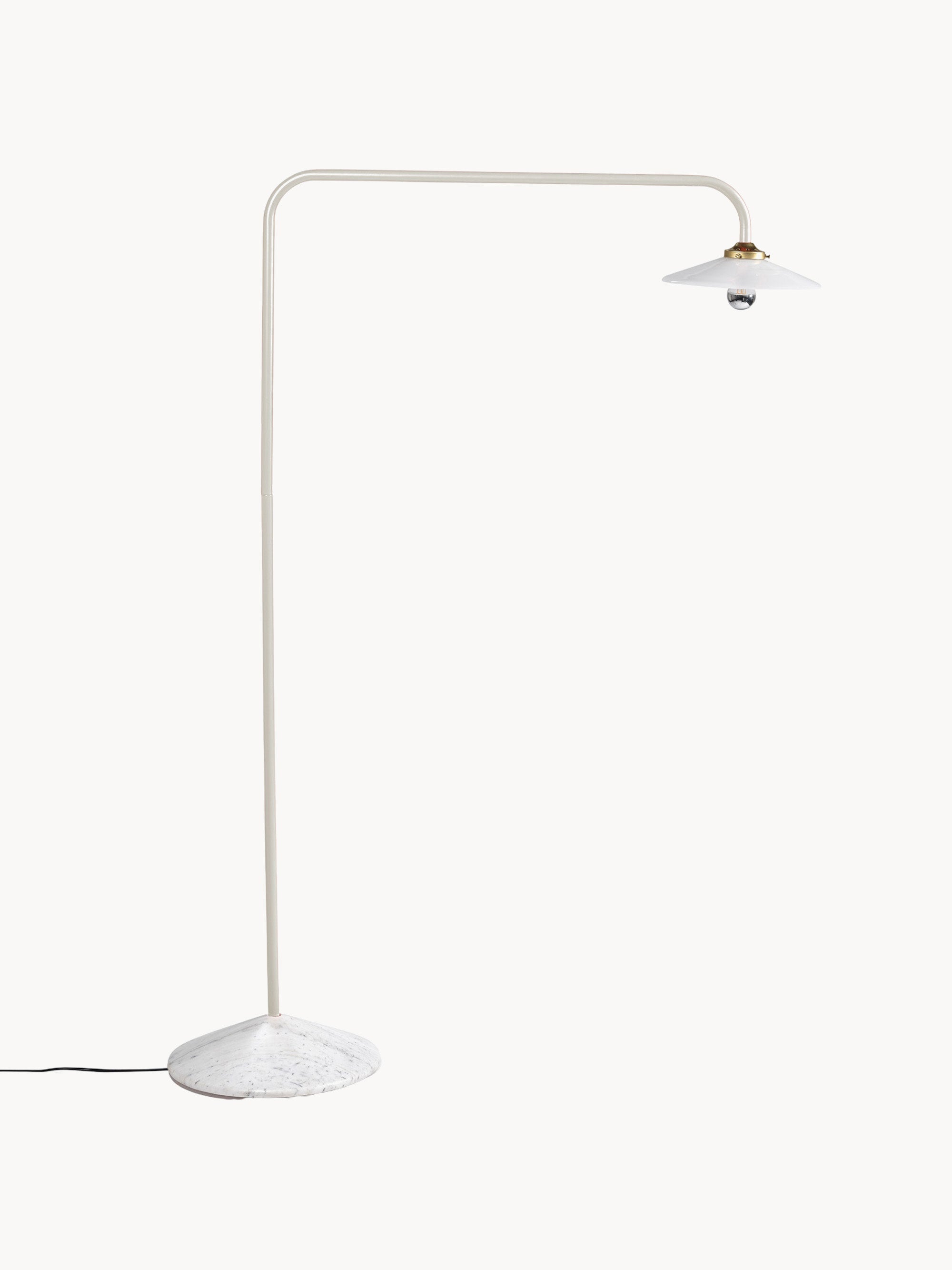 Lampadaire arc fait main avec pied en marbre Liekki - Blanc, blanc cassé, gris clair, marbré