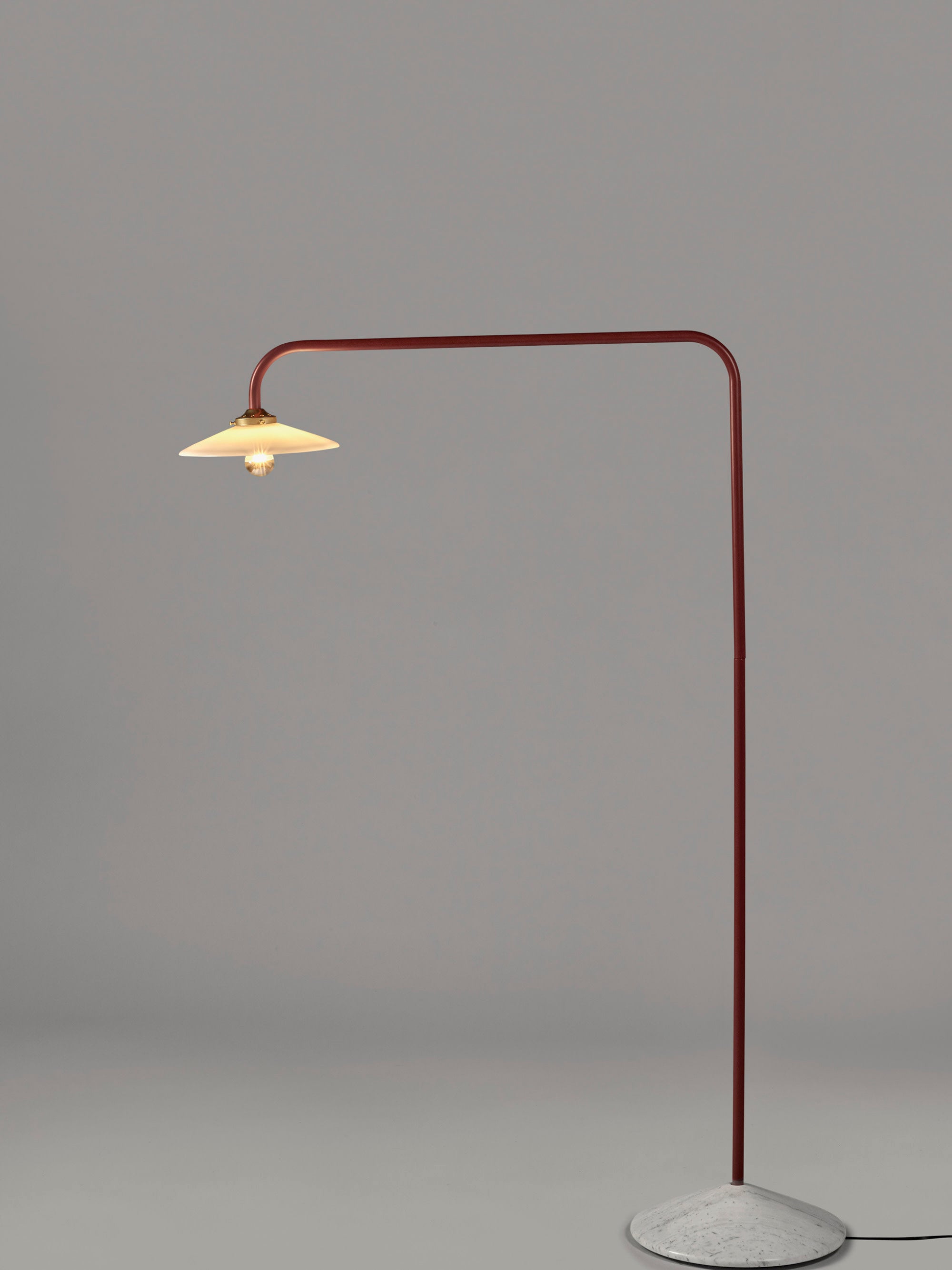 Lampadaire arc fait main avec pied en marbre Liekki - Blanc, rouge rouille, gris clair, marbré