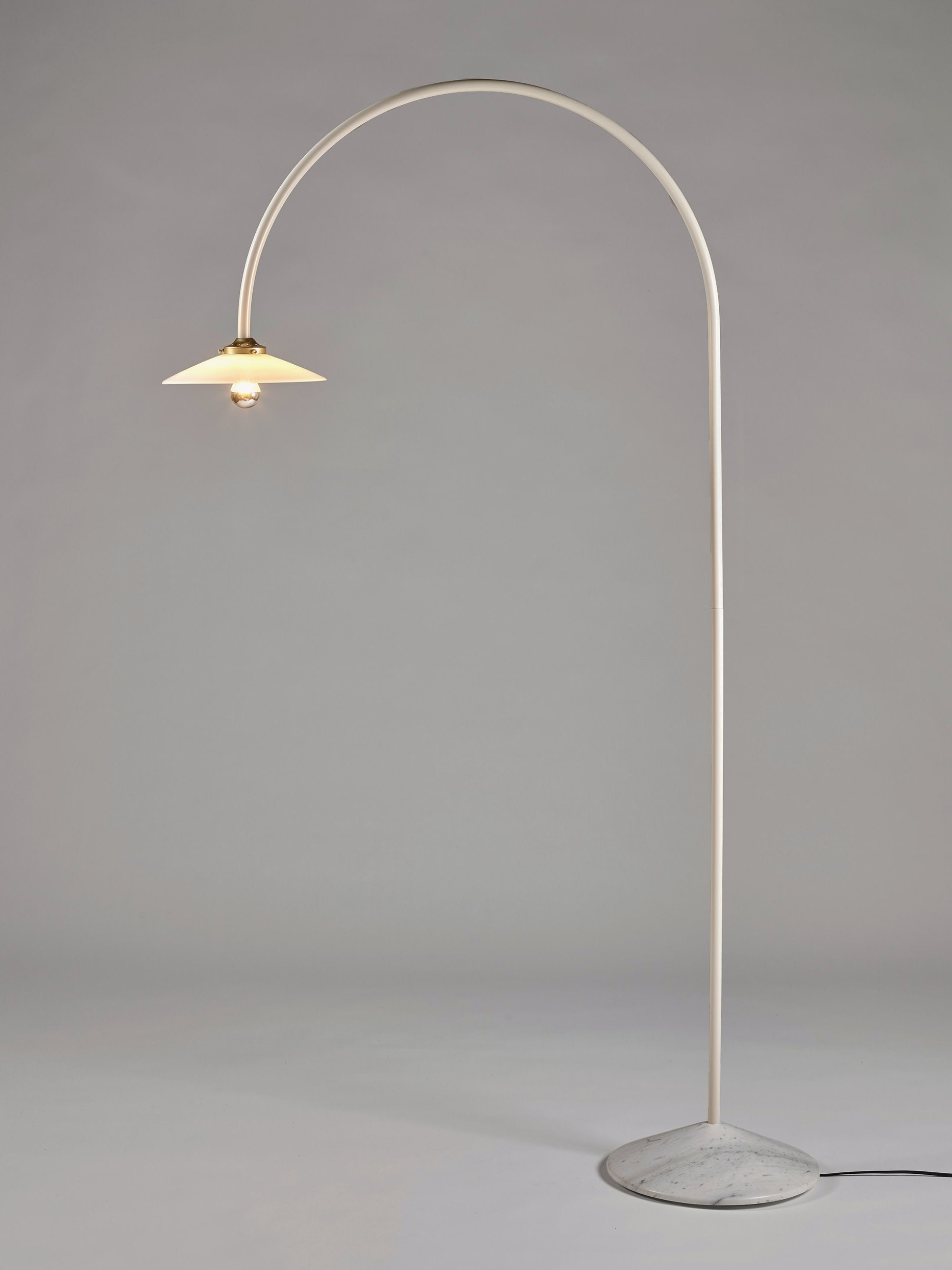 Lampadaire arc fait main avec pied en marbre Liekki - Blanc, blanc cassé, gris clair, marbré