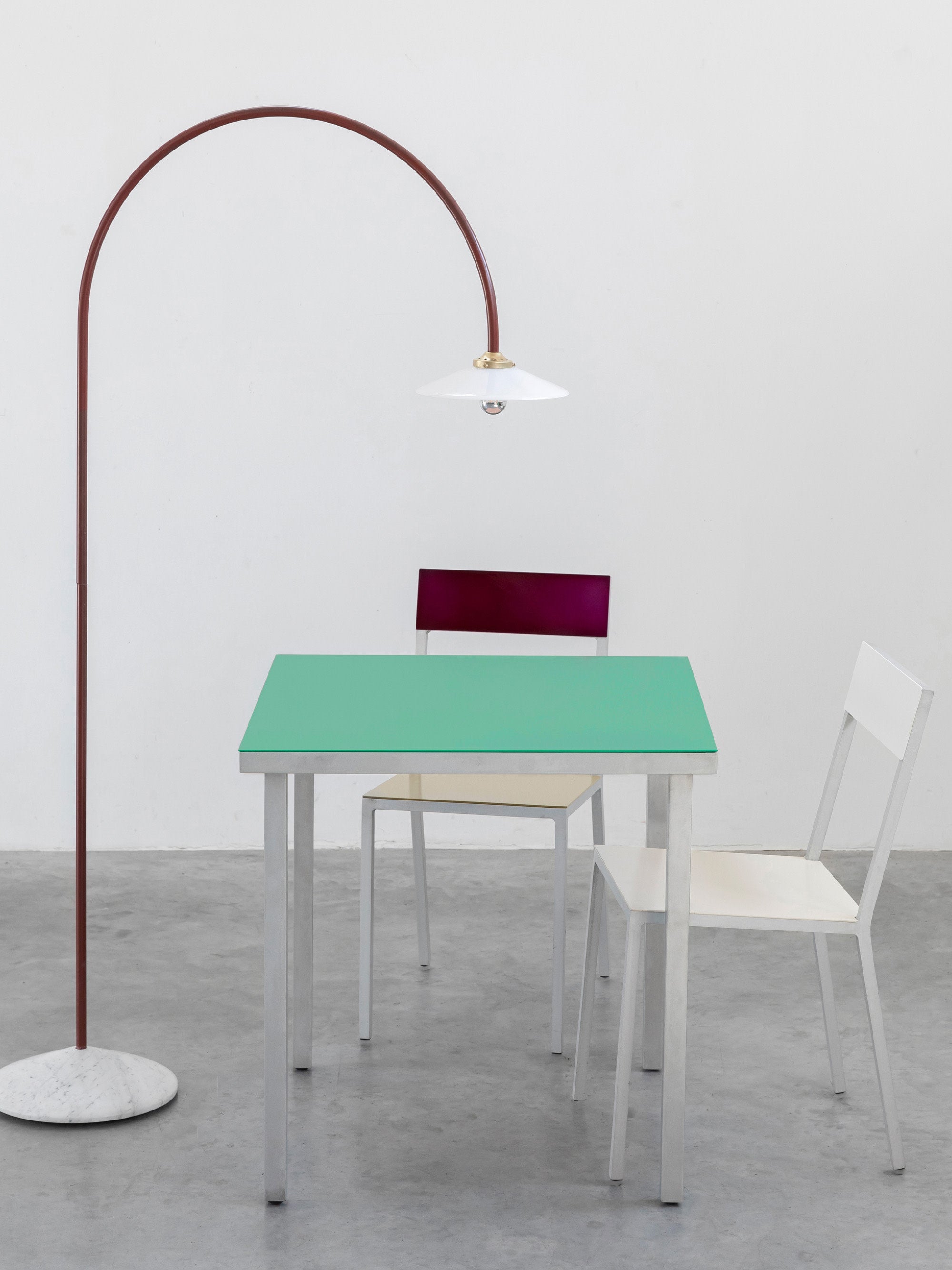 Lampadaire arc fait main avec pied en marbre Liekki - Blanc, rouge rouille, gris clair, marbré