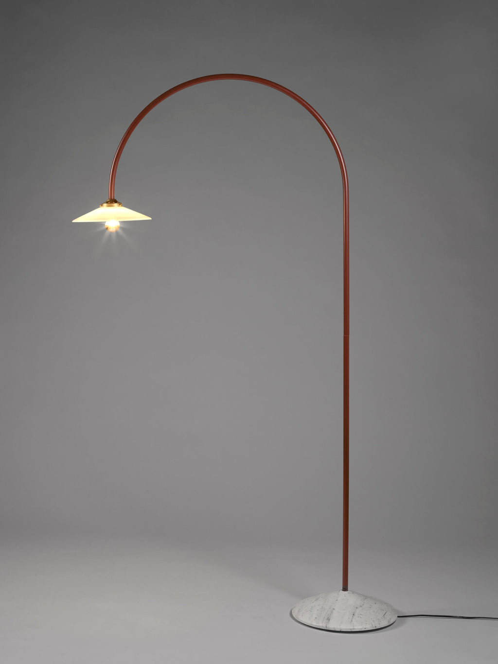 Lampadaire arc fait main avec pied en marbre Liekki - Blanc, rouge rouille, gris clair, marbré