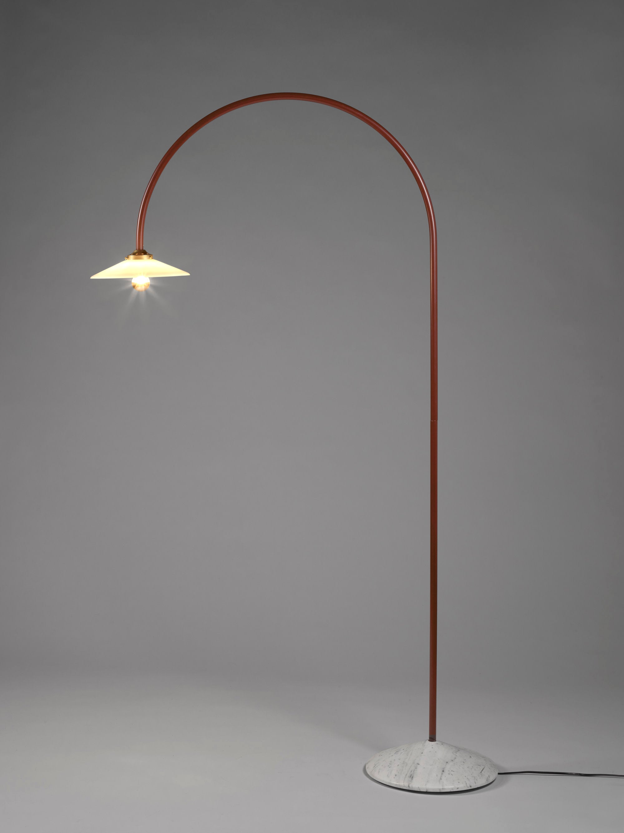 Lampadaire arc fait main avec pied en marbre Liekki - Blanc, rouge rouille, gris clair, marbré