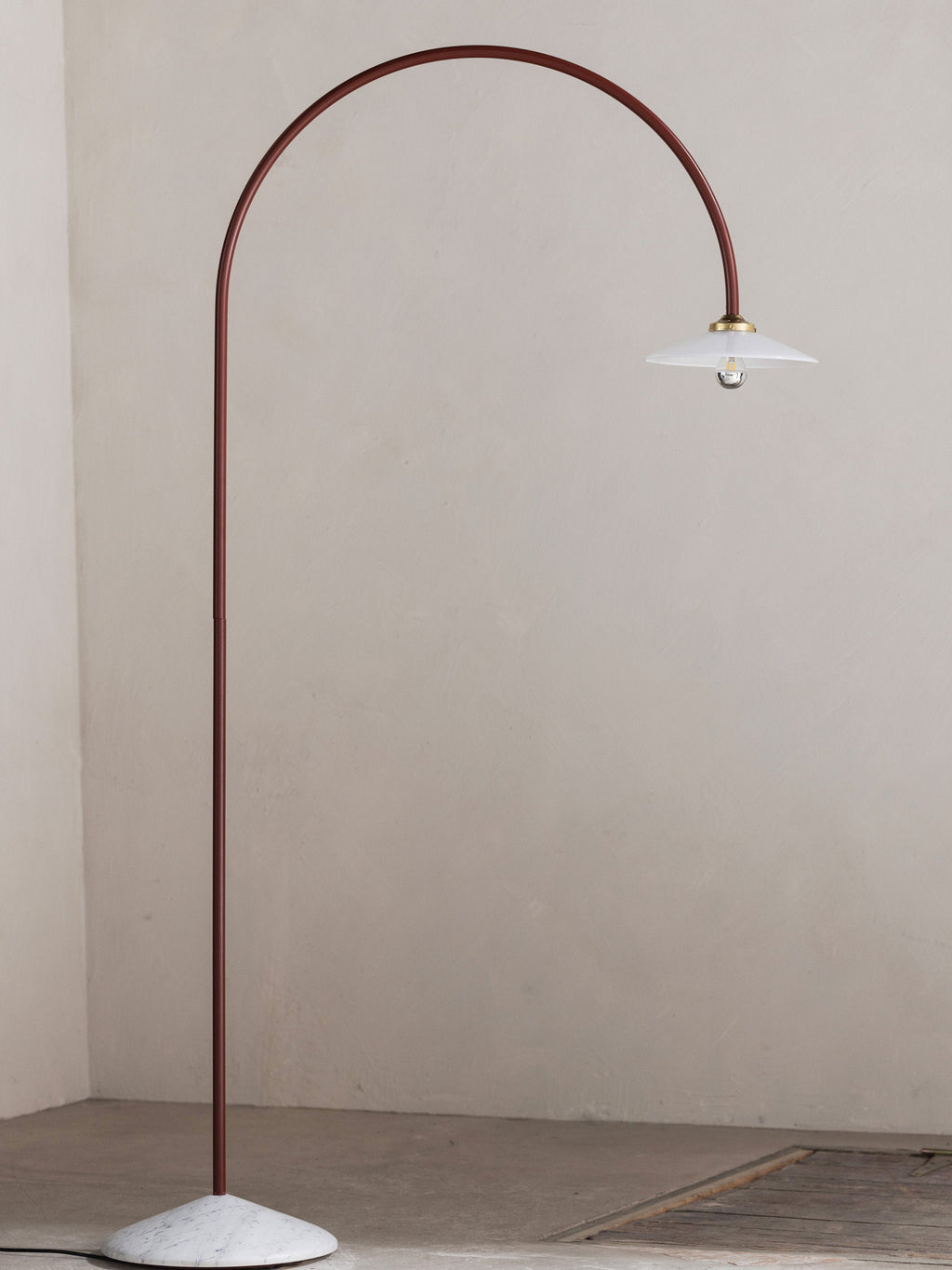 Lampadaire arc fait main avec pied en marbre Liekki - Blanc, rouge rouille, gris clair, marbré