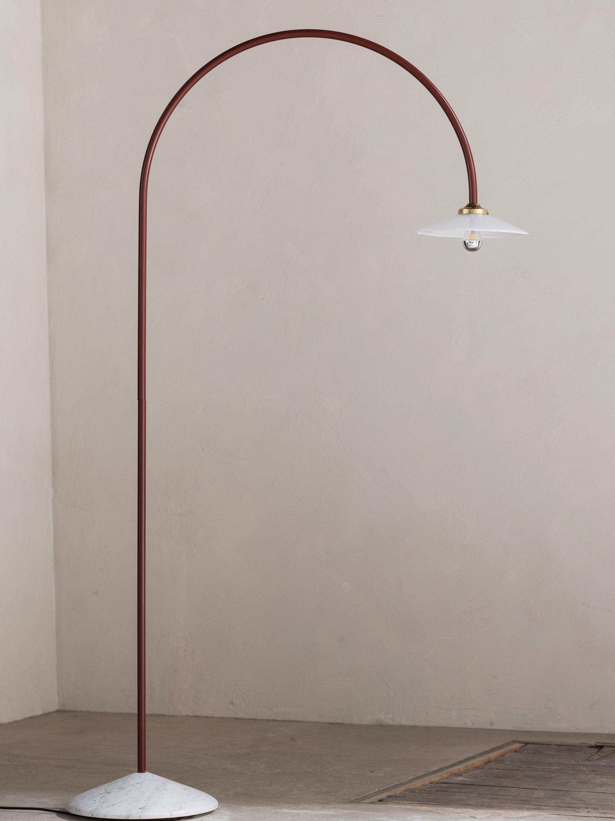 Lampadaire arc fait main avec pied en marbre Liekki - Blanc, rouge rouille, gris clair, marbré
