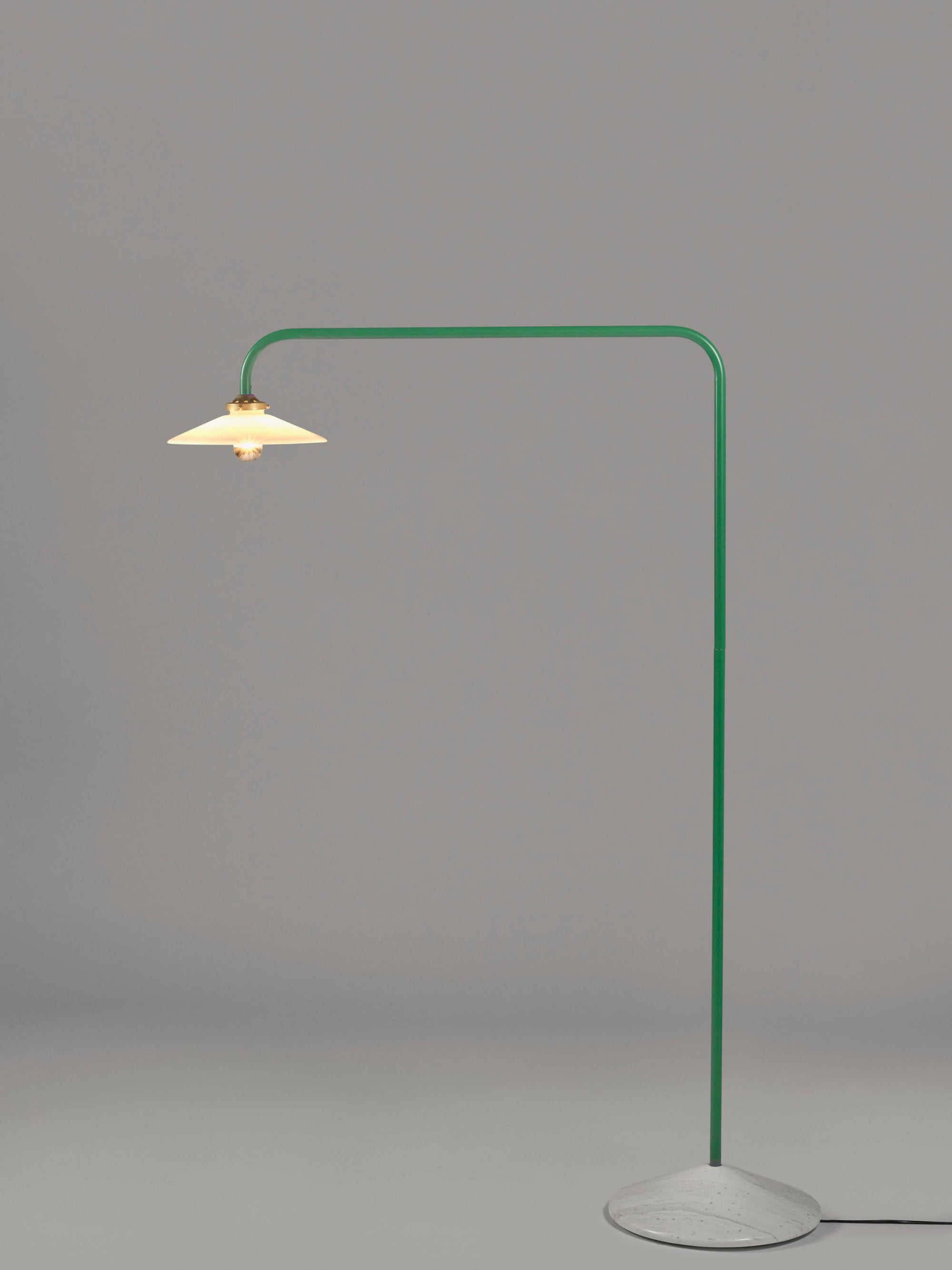 Lampadaire arc fait main avec pied en marbre Liekki - Blanc, vert, gris clair, marbré
