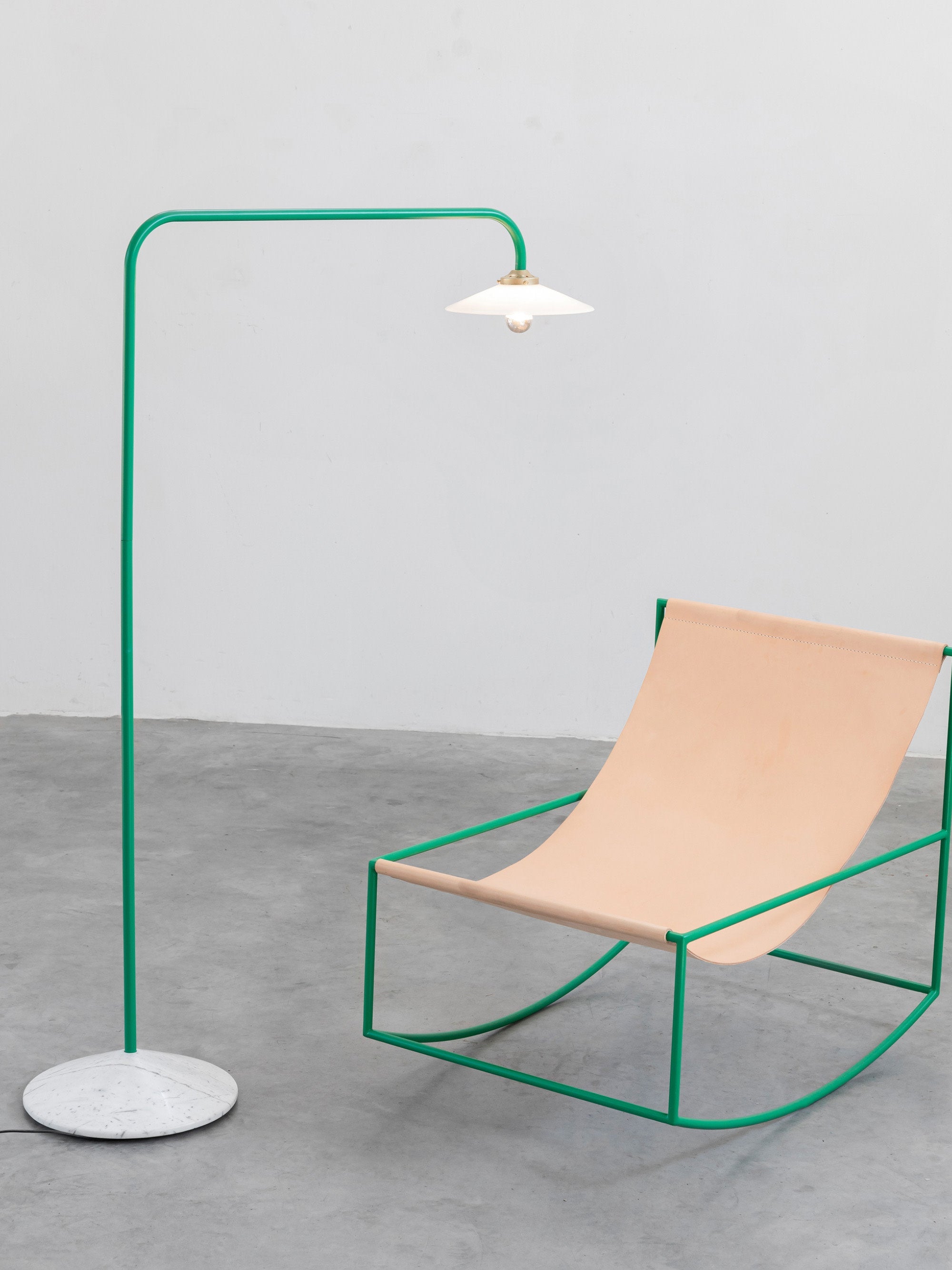 Lampadaire arc fait main avec pied en marbre Liekki - Blanc, vert, gris clair, marbré