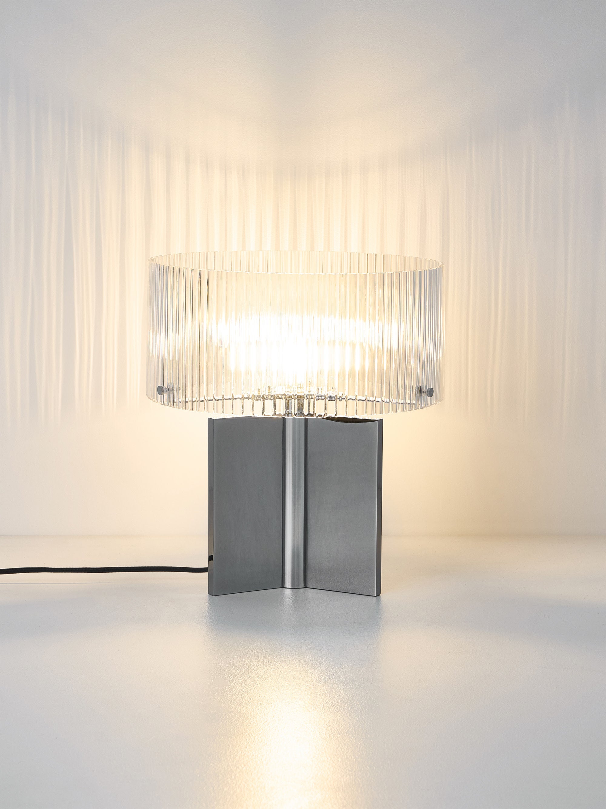 Lampe à poser en verre cannelé - Chrome, transparent