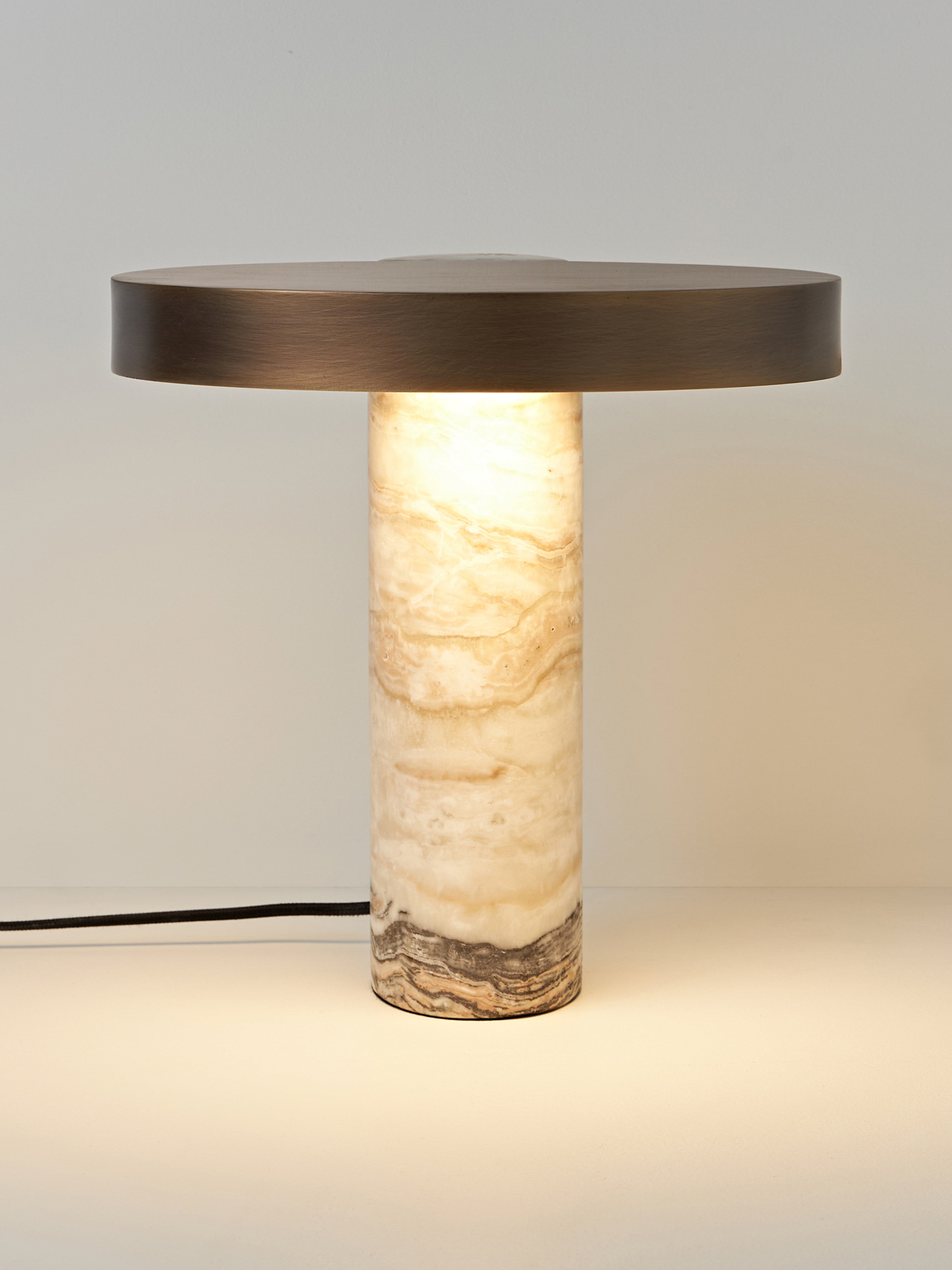 Lampe à poser LED avec pied en marbre Alastair - Beige clair, marbré, laiton