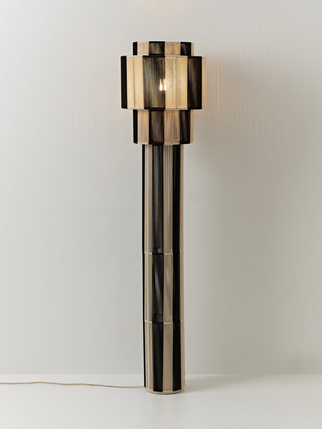 Lampadaire en fils de lin Matias - Beige clair, noir