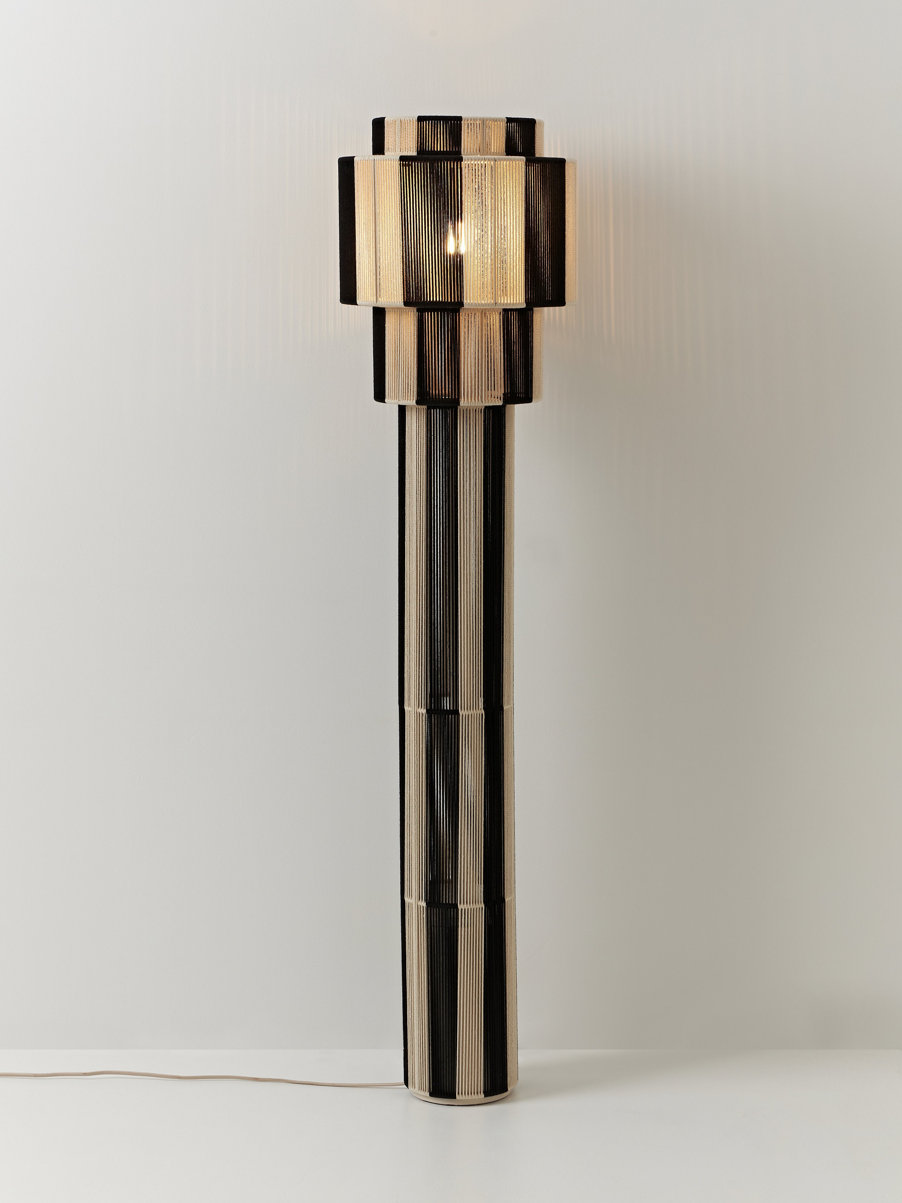 Lampadaire en fils de lin Matias - Beige clair, noir