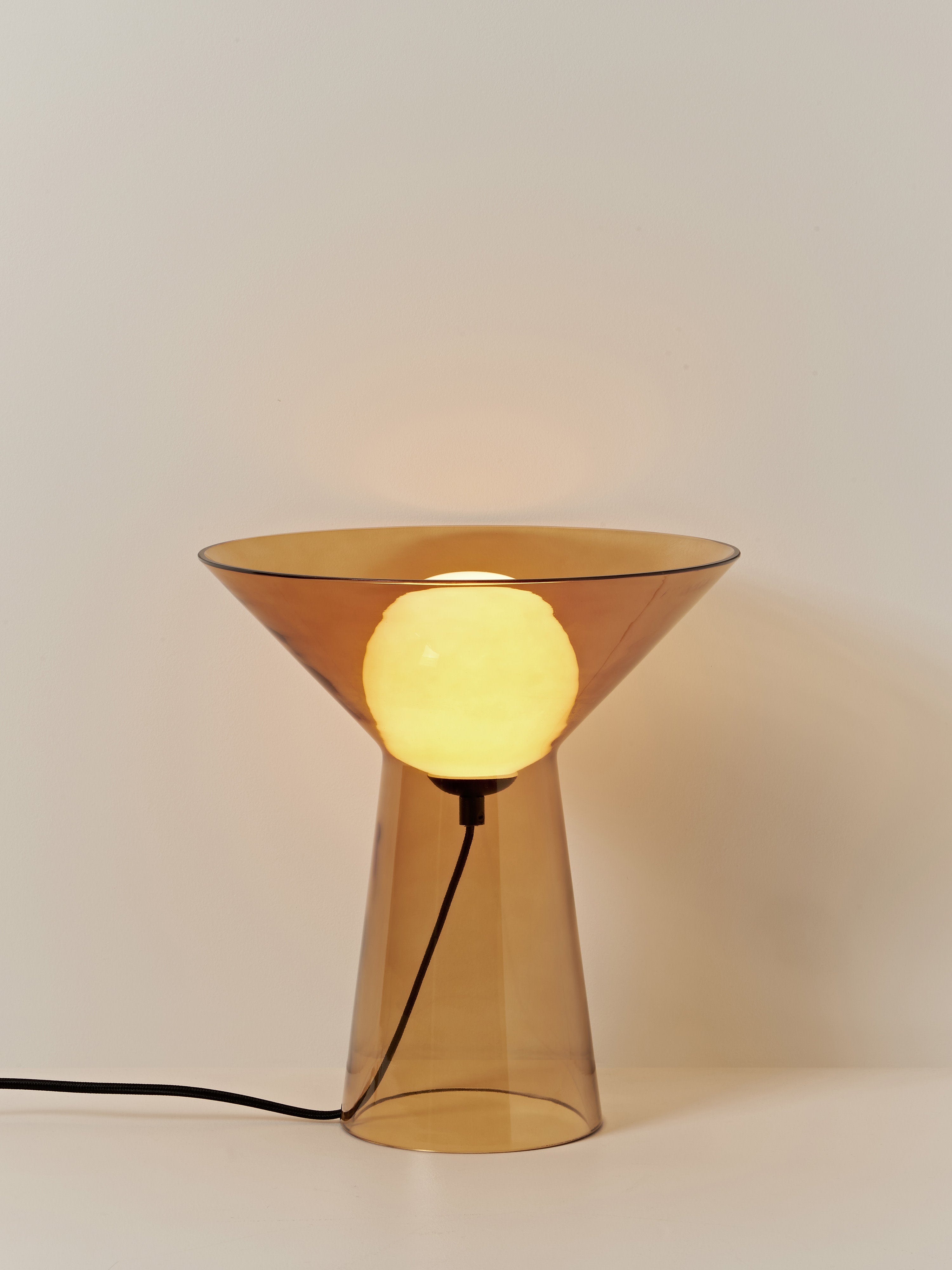 Petite lampe à poser en verre Byrne - Marron clair