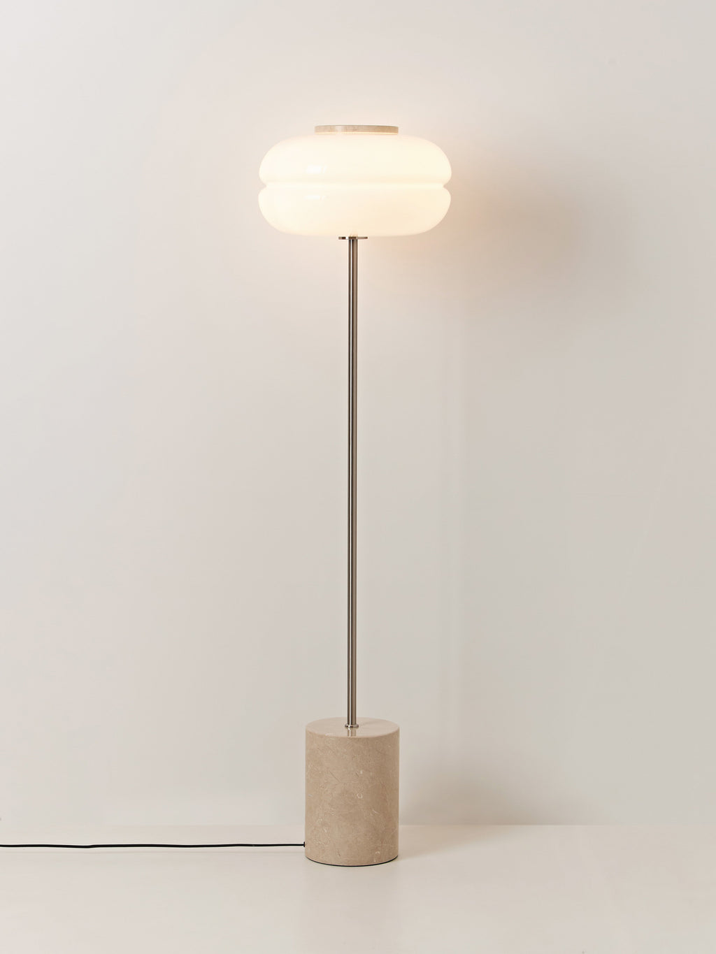 Lampadaire avec pied en marbre Oly - Marbre beige, blanc
