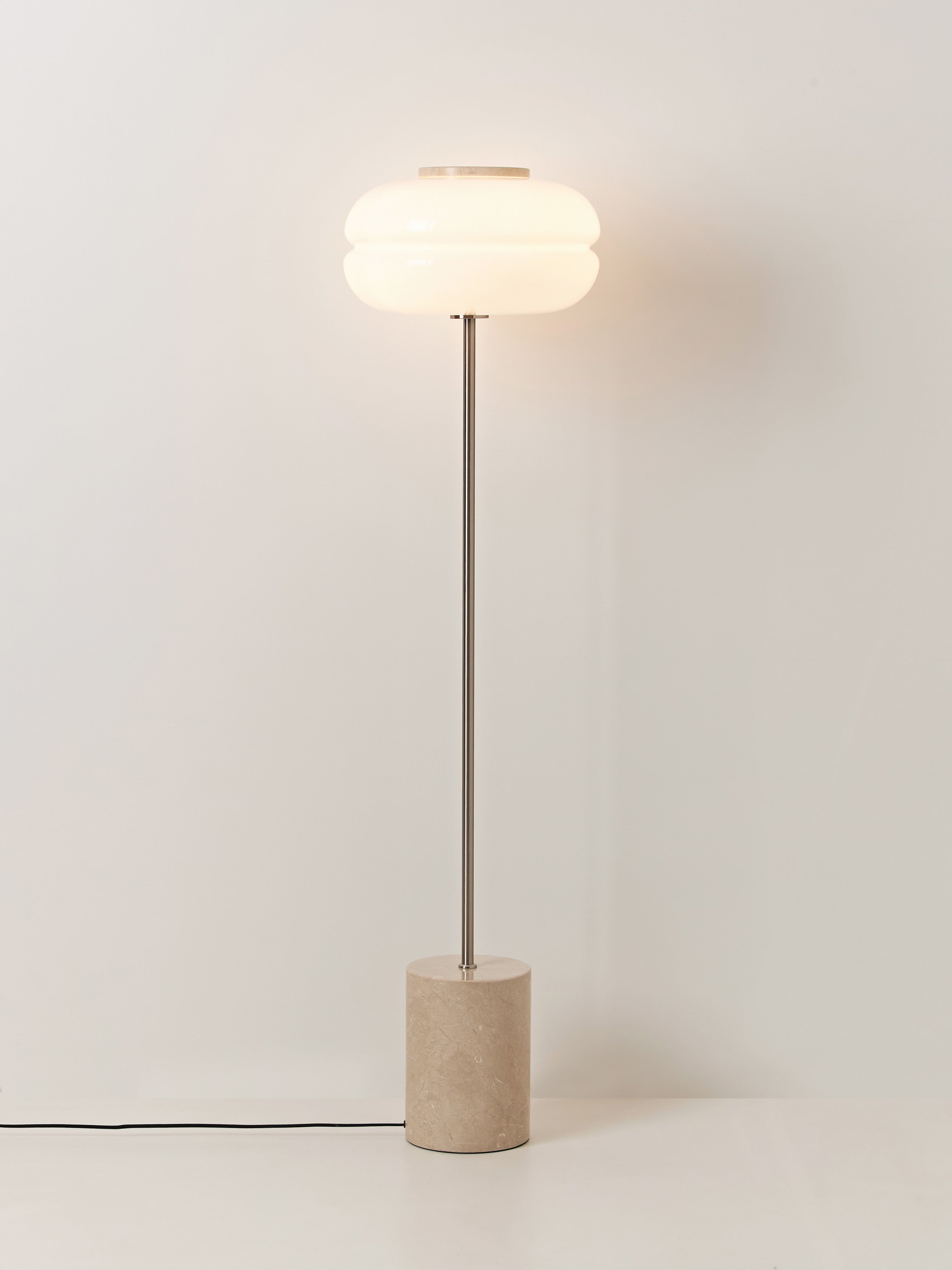 Lampadaire avec pied en marbre Oly - Marbre beige, blanc