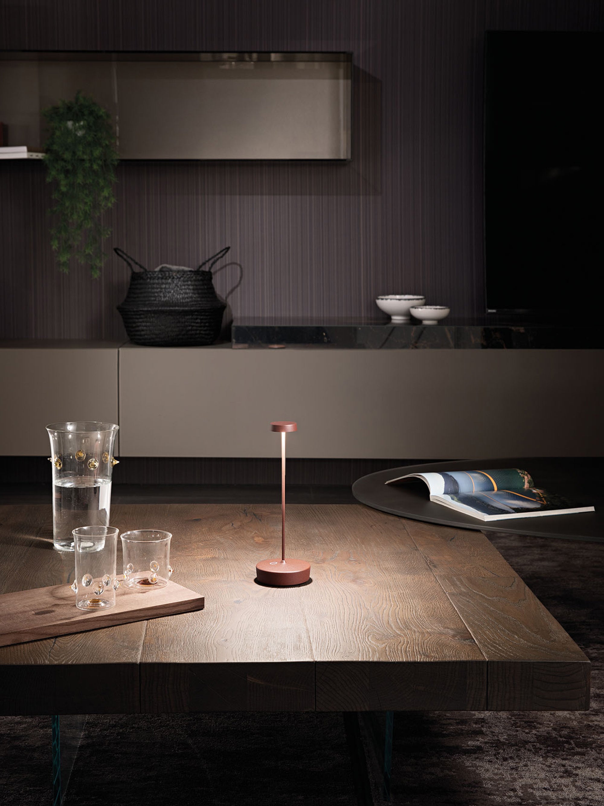 Petite lampe à poser LED mobile Oluf, intensité ajustable - Brun foncé, mat