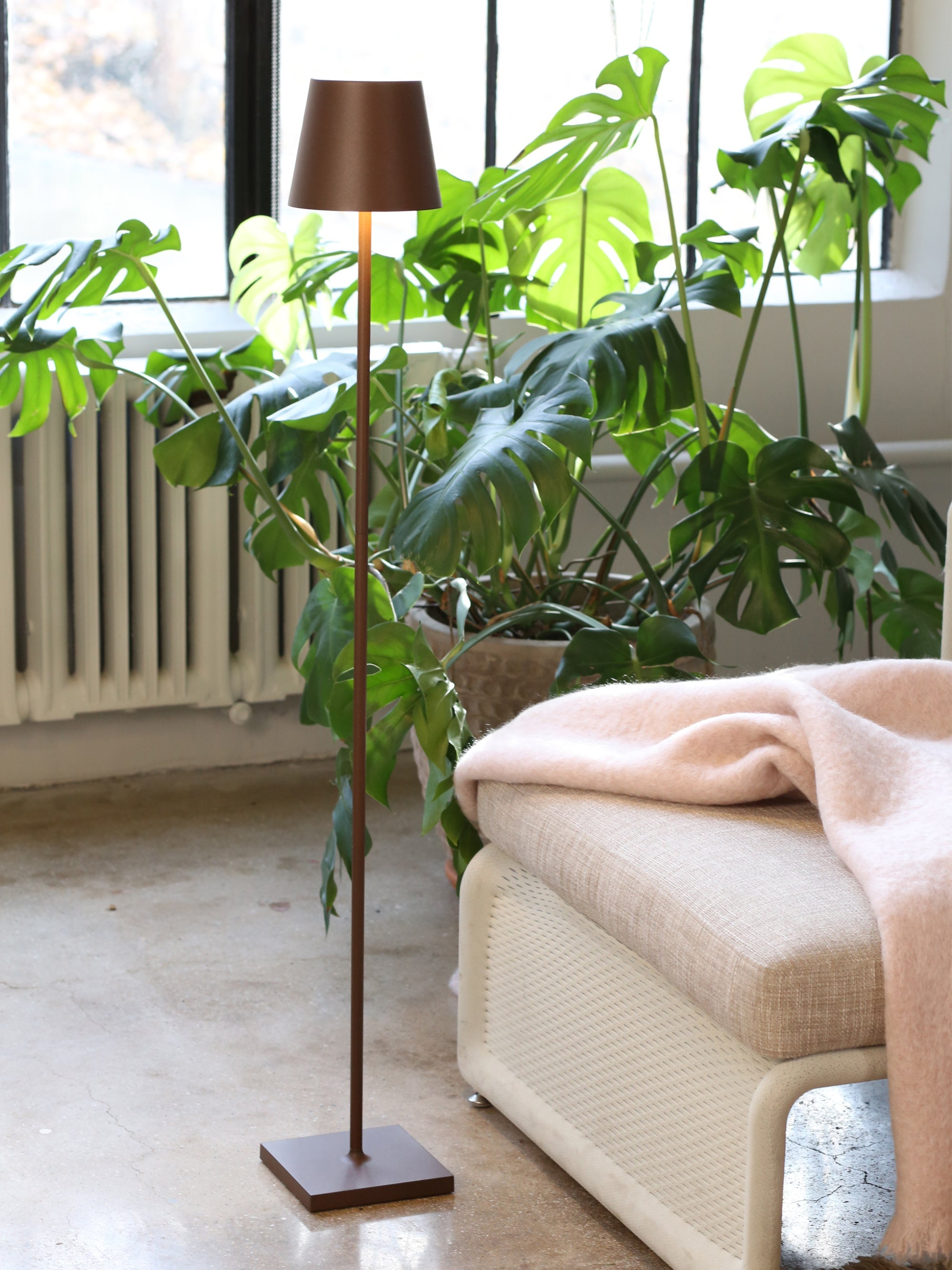 Petit lampadaire LED à intensité variable Athos, hauteur réglable - Brun foncé, mat