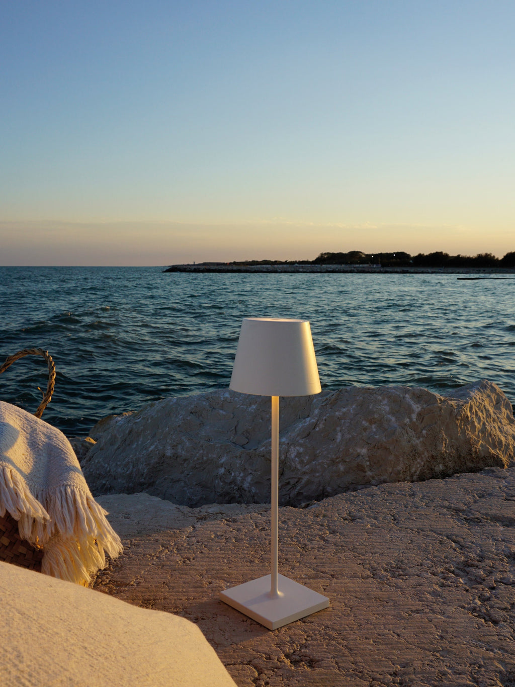 Lampe à poser LED mobile Athos, intensité ajustable - Blanc mat